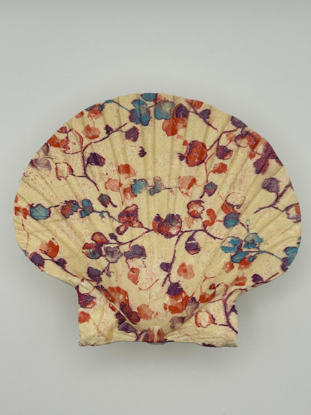 Decoupaged Scallop Shell Ring Dish – Floral Pattern, Pearl Feet (11-12cm)