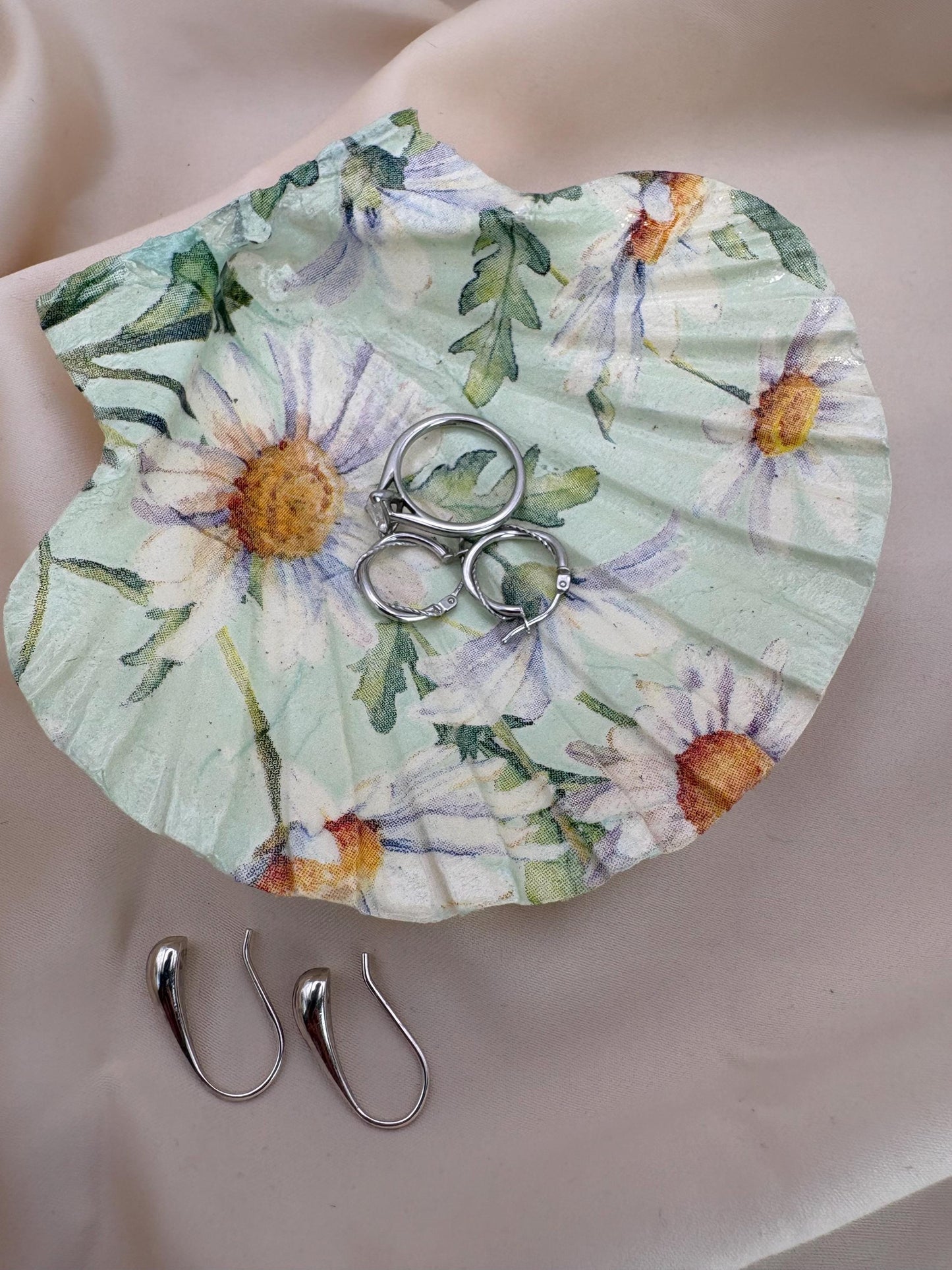 Decoupaged Daisy Scallop Shell Ring Dish – Pearl Feet Trinket Holder
