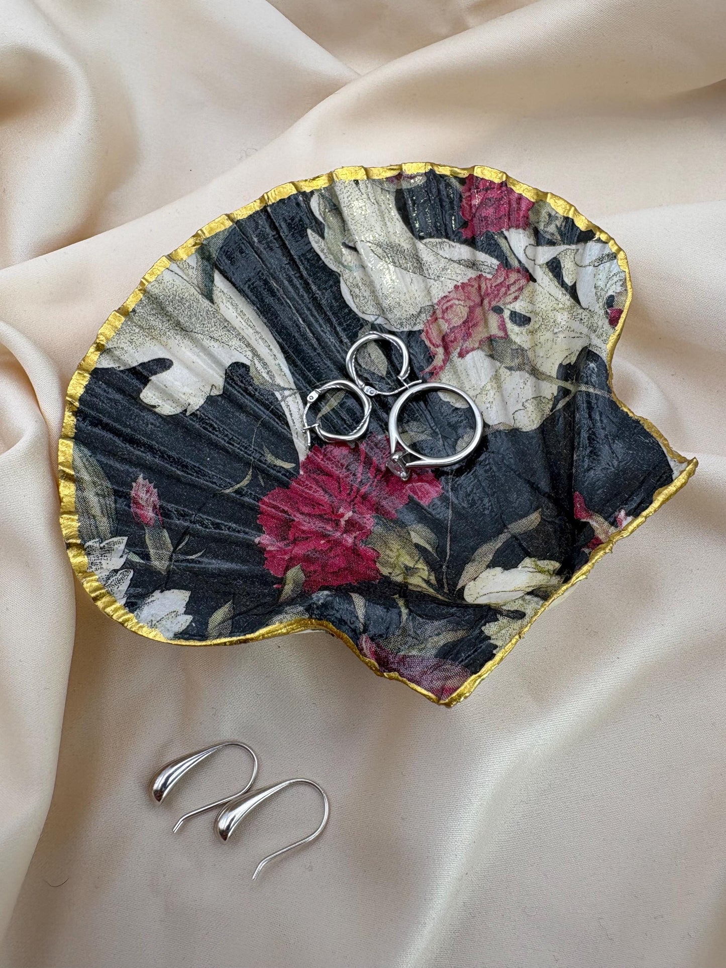 Floral Scallop Trinket Shell Ring Dish - Black/Pink/White