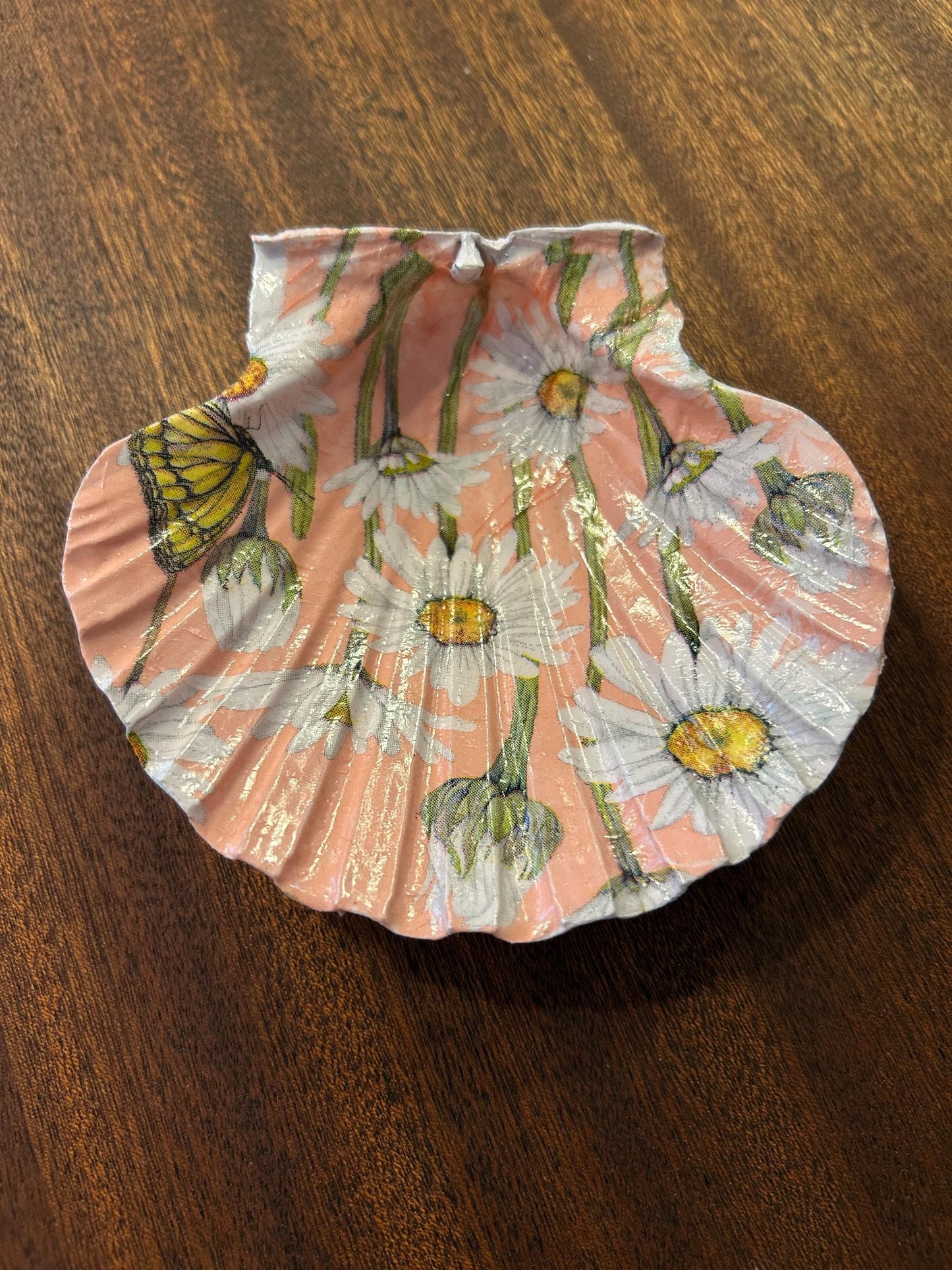 Decoupaged Scallop Shell Ring Dish – Daisy Butterfly Design, Peach Color