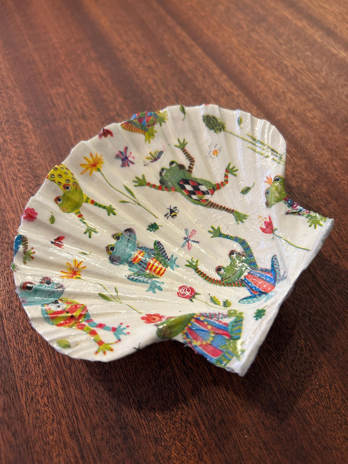 Decoupaged Scallop Shell Trinket Dish with Frogs – Ring Holder
