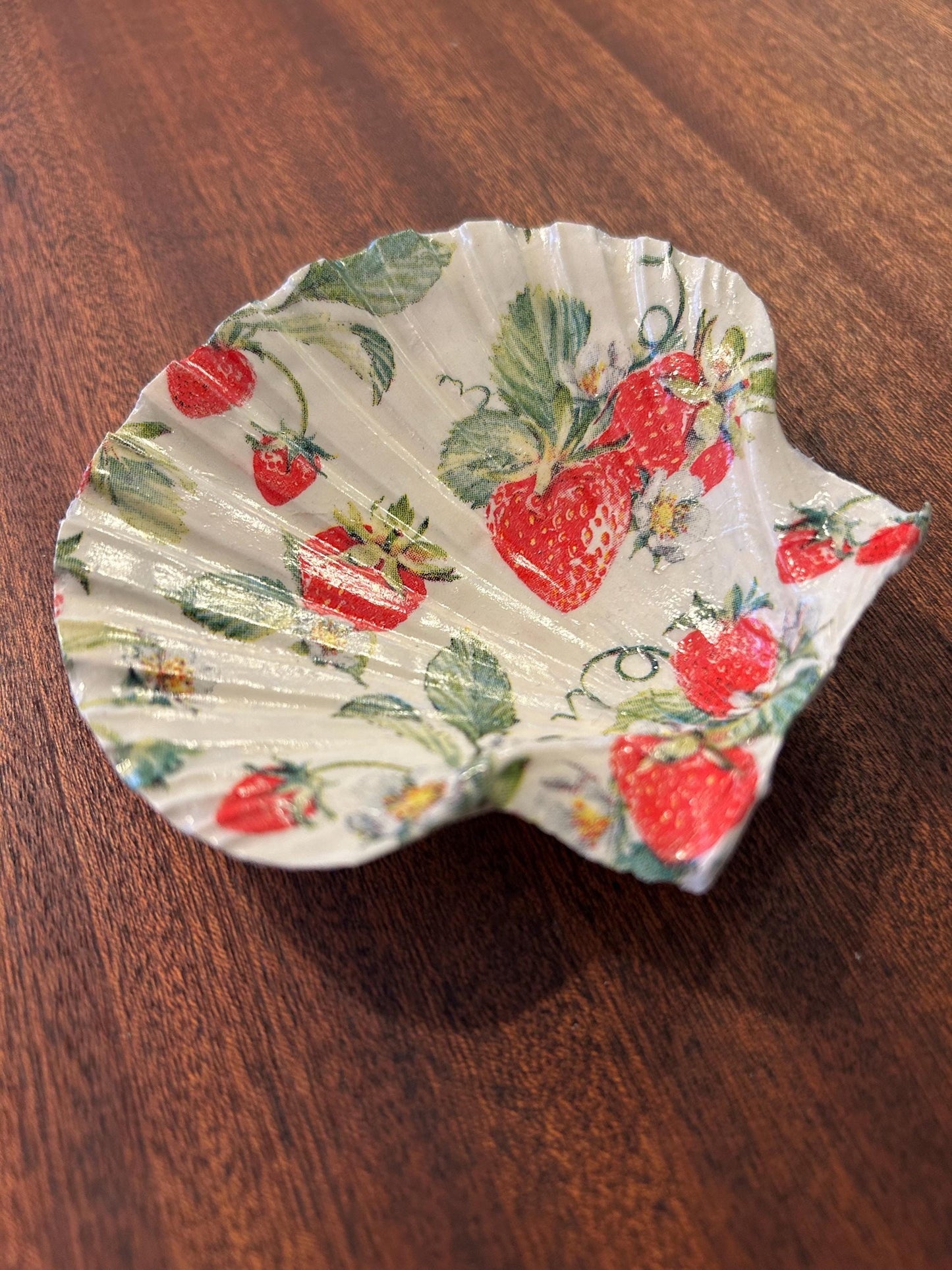 Strawberry Scallop Trinket Shell - Cream