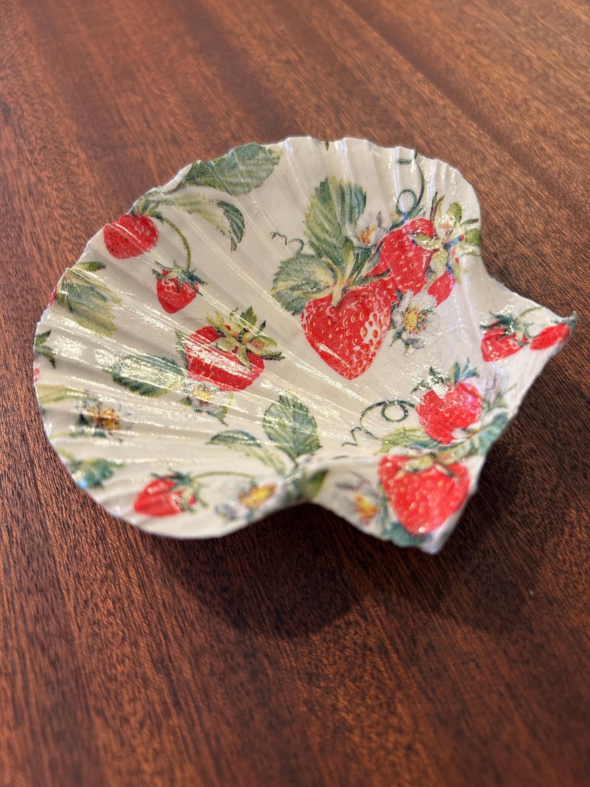 Strawberry Scallop Trinket Shell - Cream