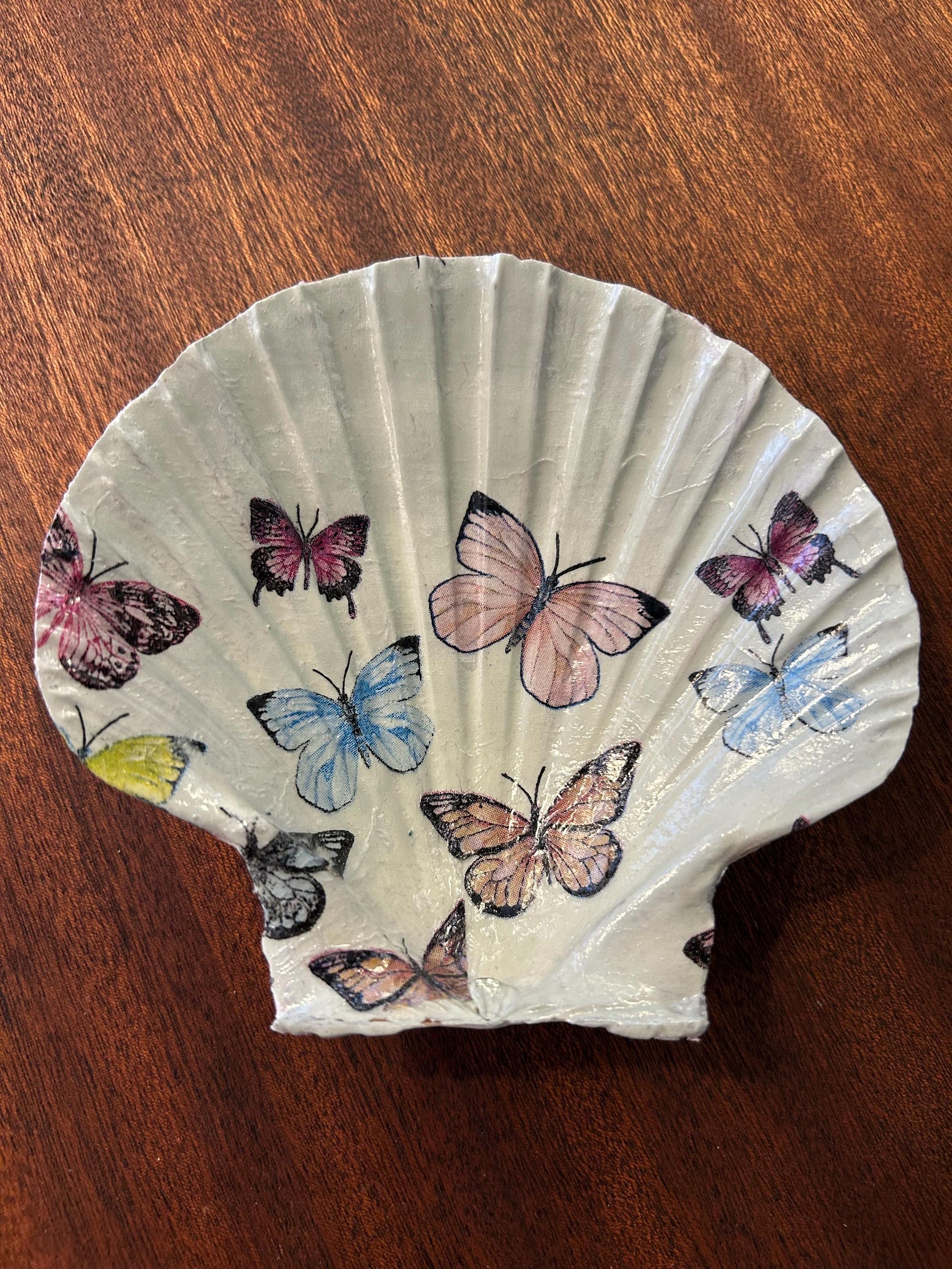 Decoupaged Butterfly Scallop Shell Ring Dish – Pearl Feet Holder