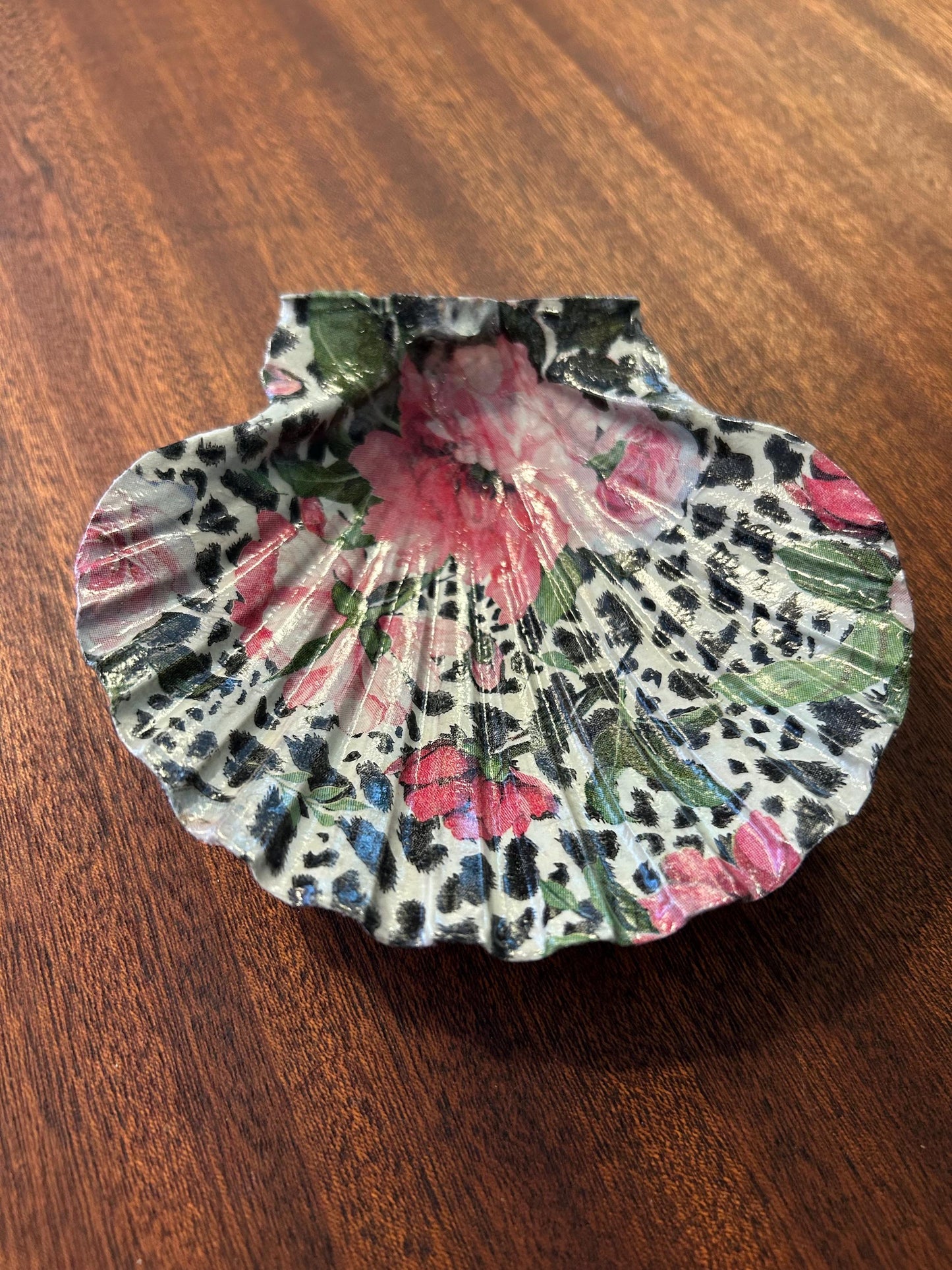 Decoupaged Scallop Shell Ring Dish – Floral Animal Print, Pearl Feet