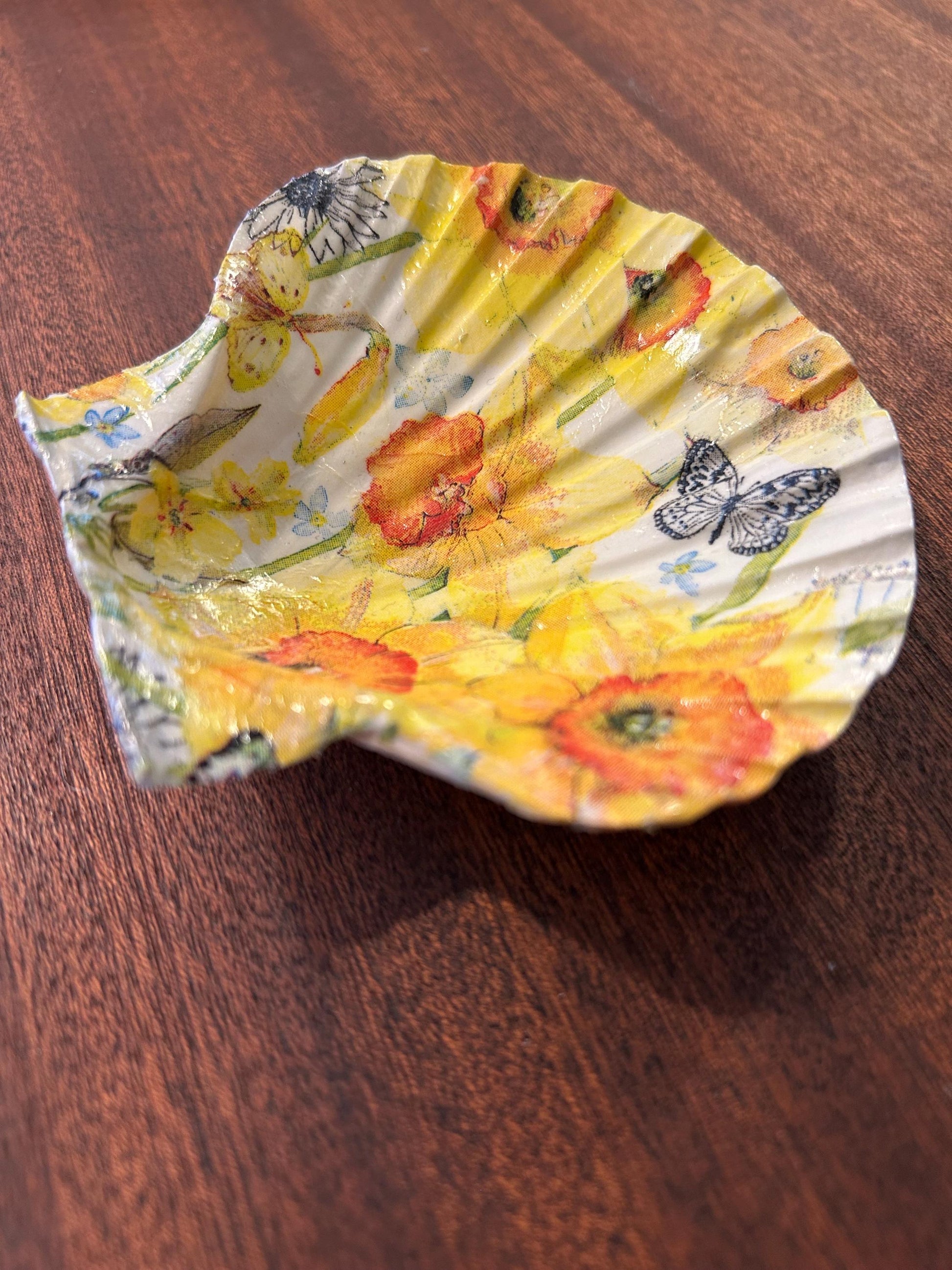 Decoupaged Scallop Shell Ring Dish – Yellow Floral Butterfly Design – 9-10cm