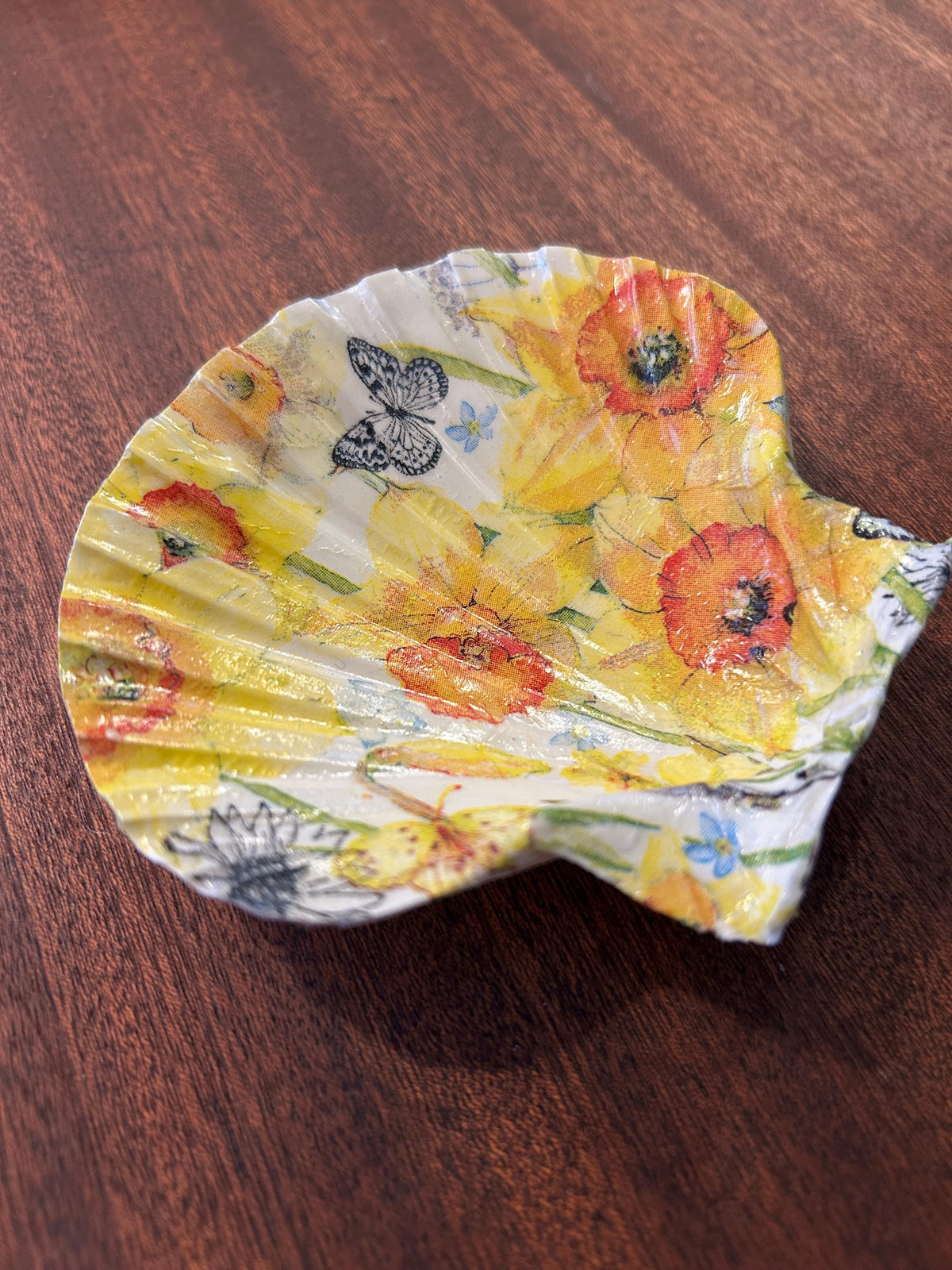 Decoupaged Scallop Shell Ring Dish – Yellow Floral Butterfly Design – 9-10cm