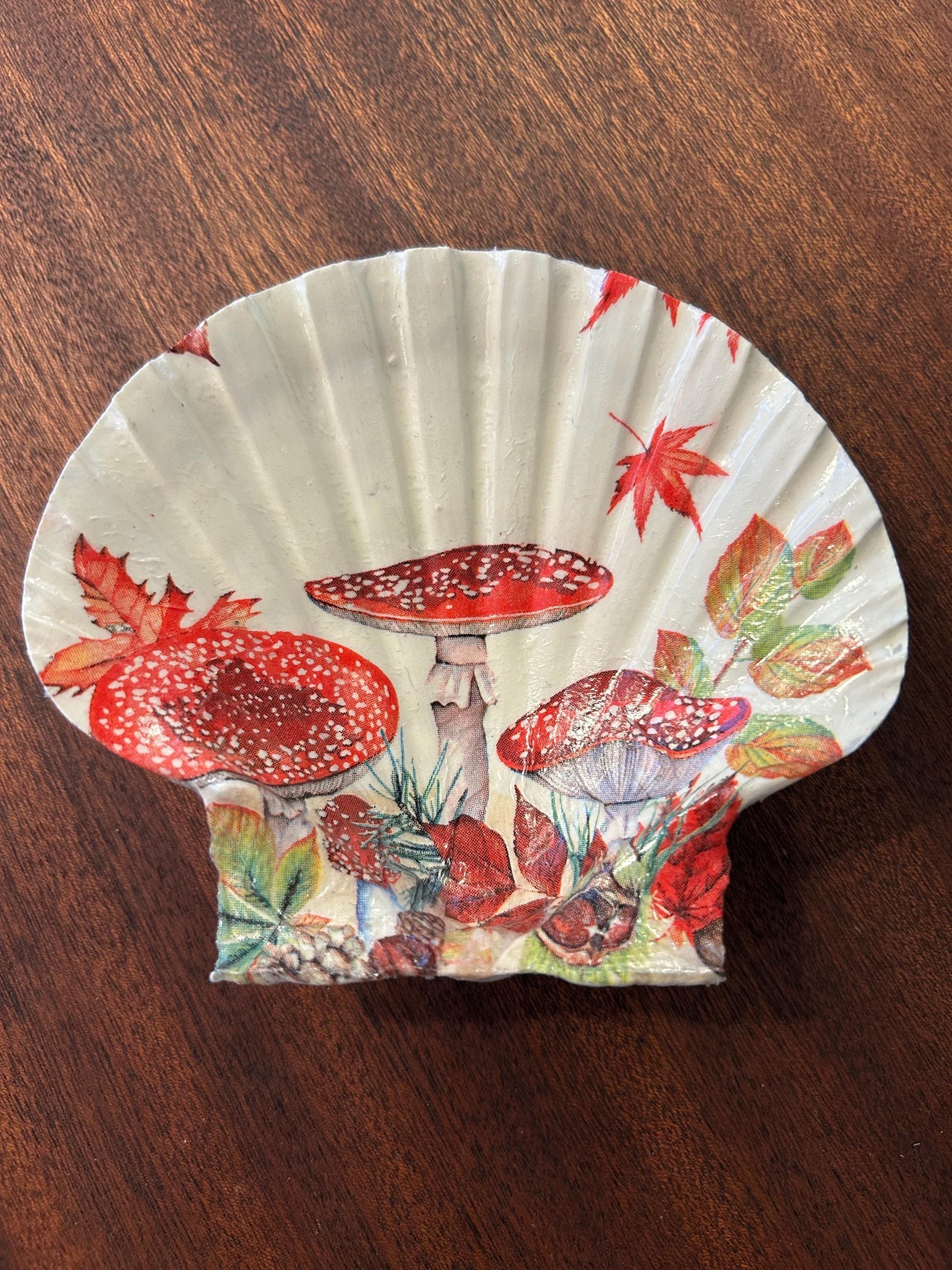 Toadstool Scallop Trinket Shell Ring Dish - Cream