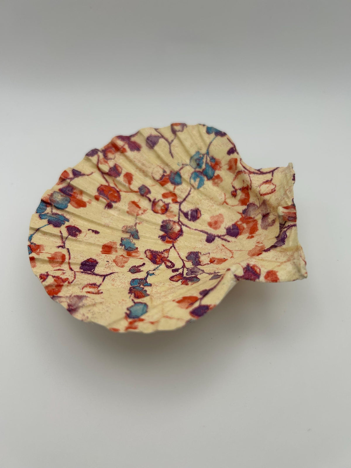 Decoupaged Scallop Shell Ring Dish – Floral Pattern, Pearl Feet (11-12cm)
