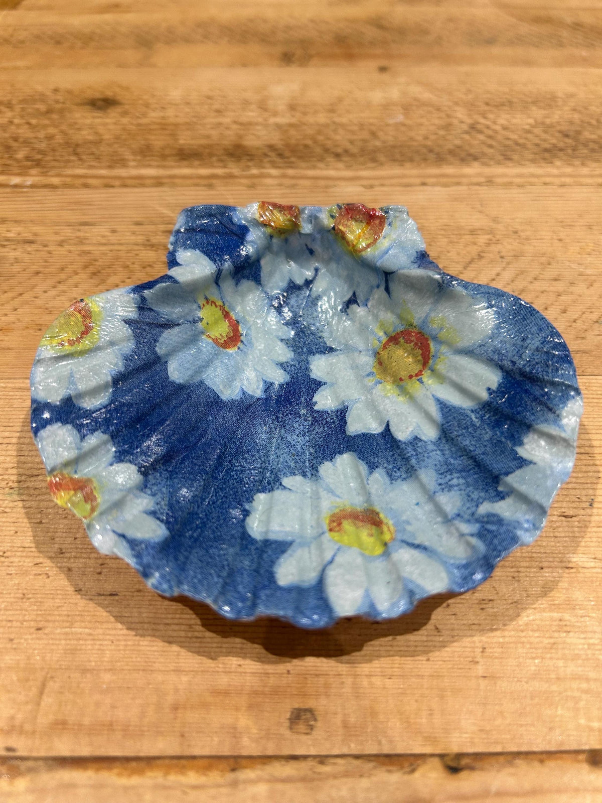Decoupaged Daisy Scallop Shell Ring Dish – Pearl Feet Holder - Blue and White Decor