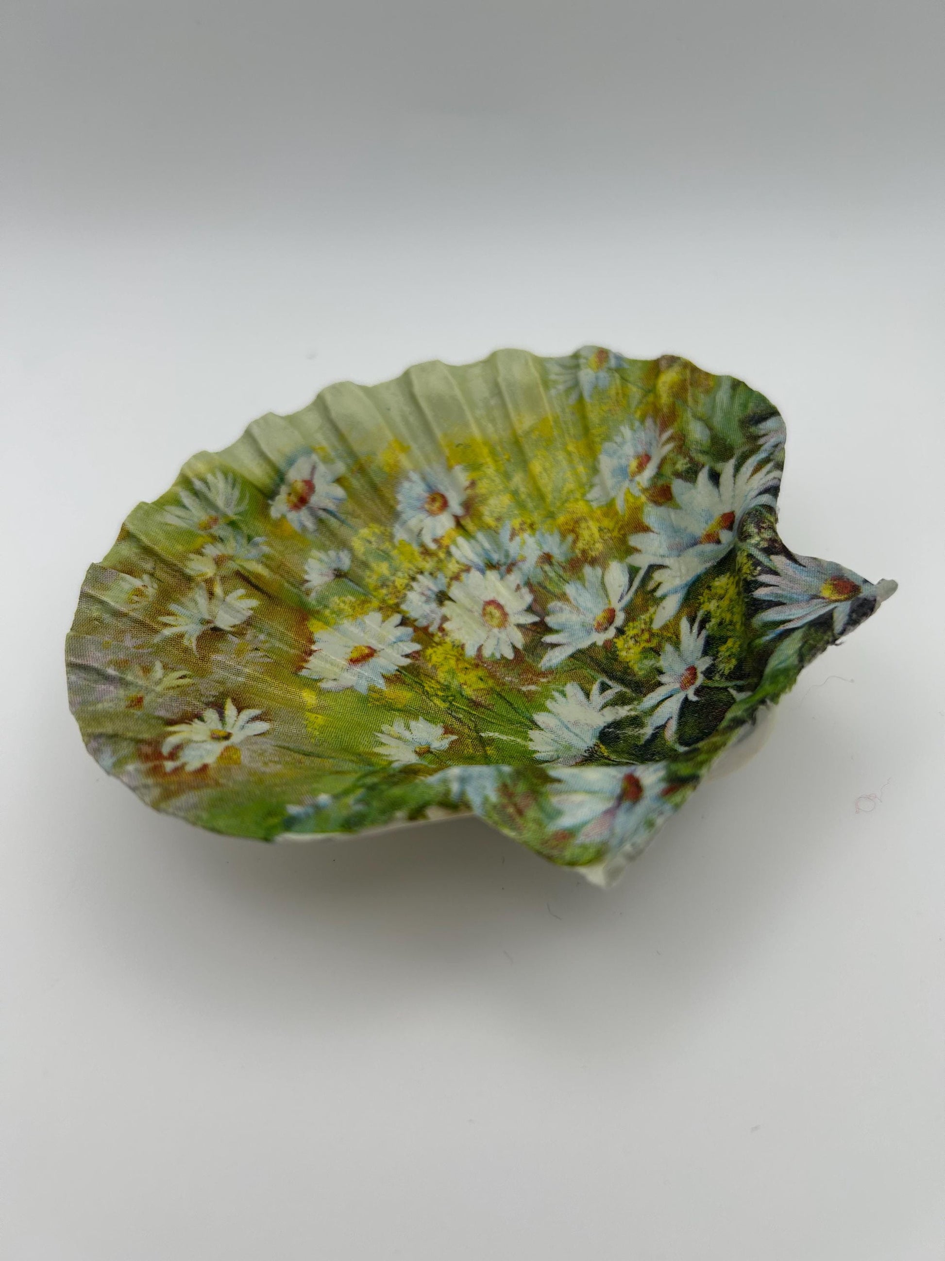 Decoupaged Daisy Scallop Shell Ring Dish – Pearl Feet Trinket Holder