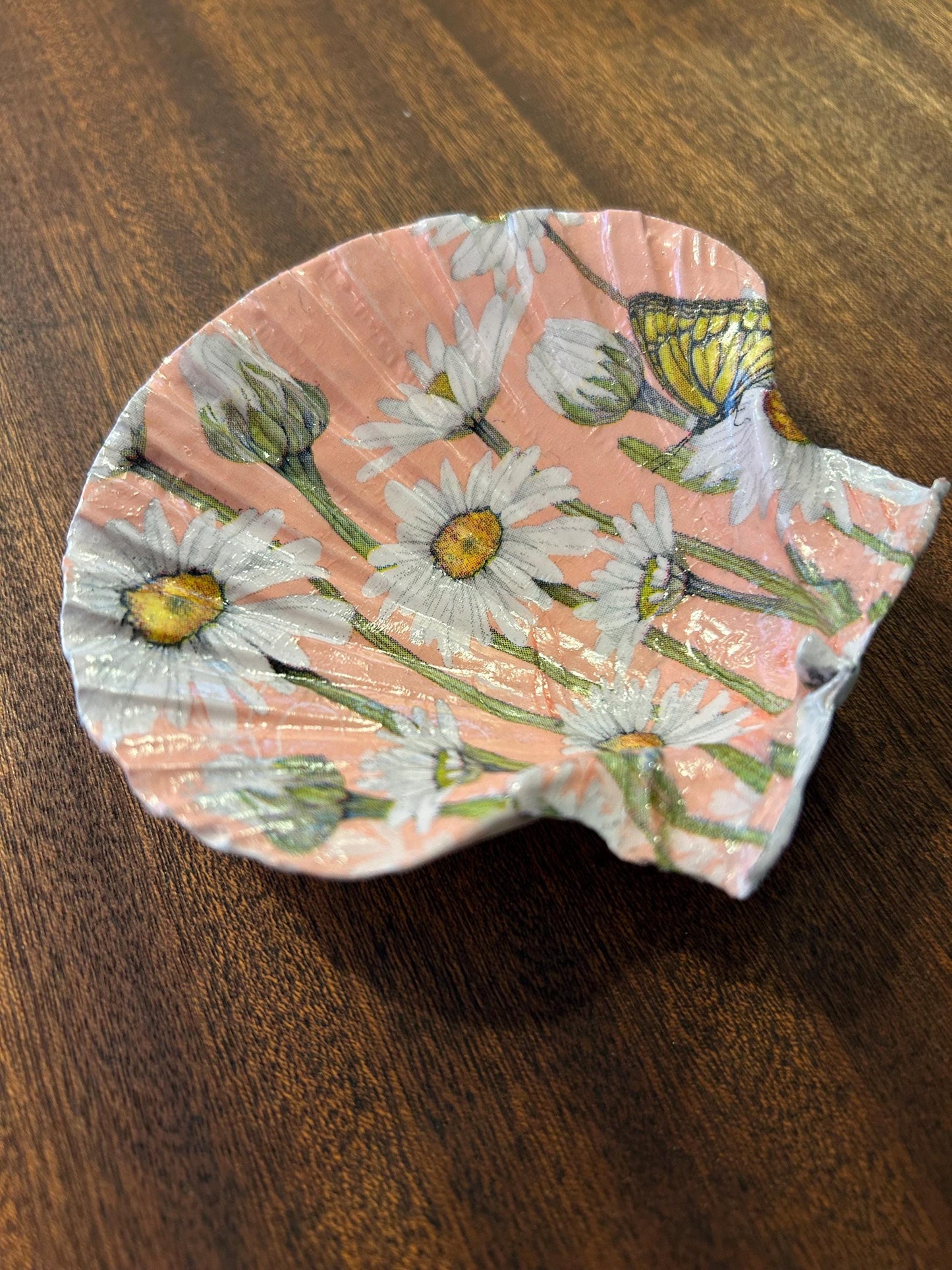 Decoupaged Scallop Shell Ring Dish – Daisy Butterfly Design, Peach Color