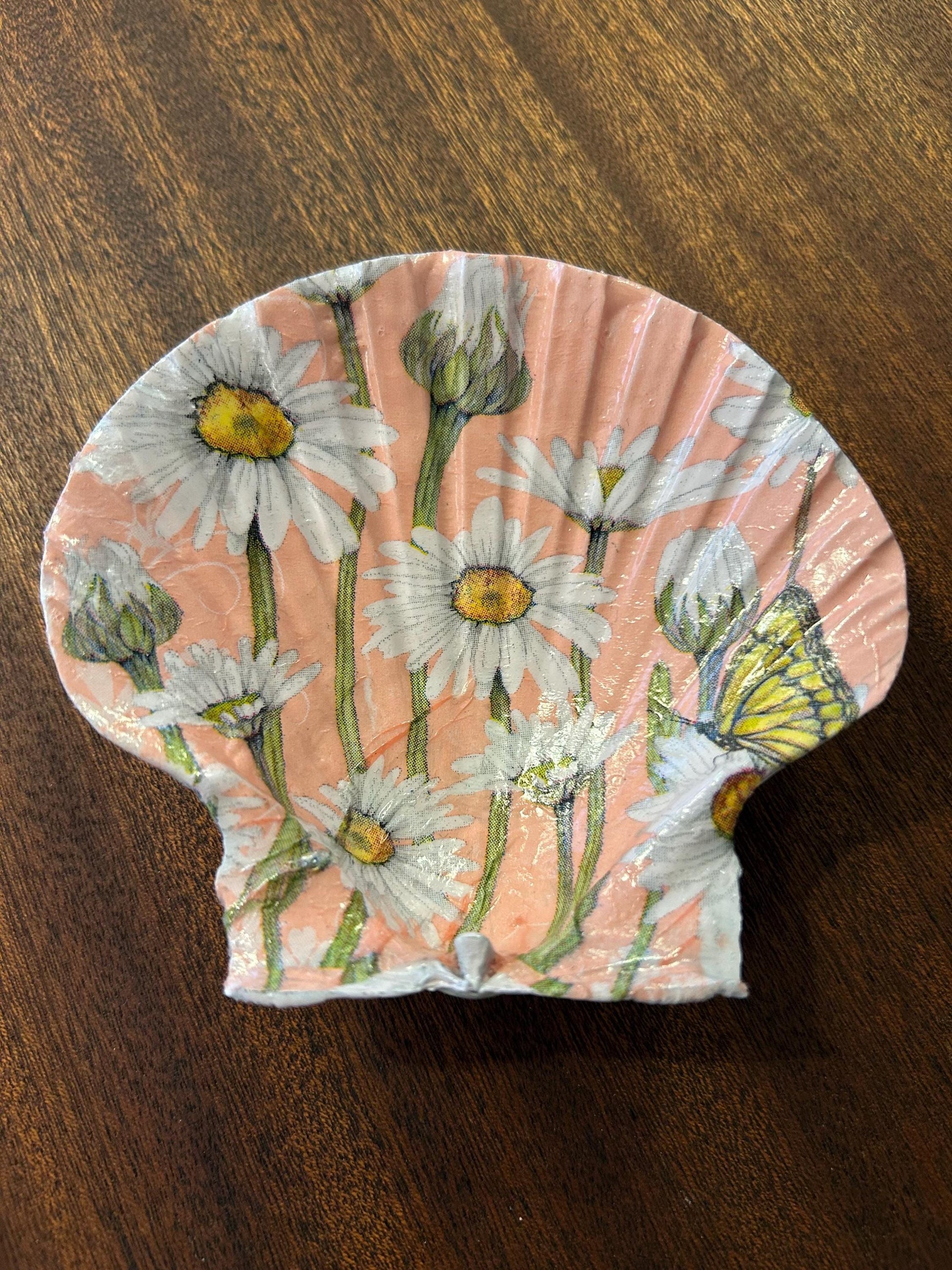 Decoupaged Scallop Shell Ring Dish – Daisy Butterfly Design, Peach Color
