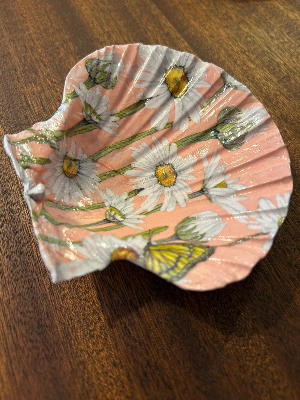 Decoupaged Scallop Shell Ring Dish – Daisy Butterfly Design, Peach Color