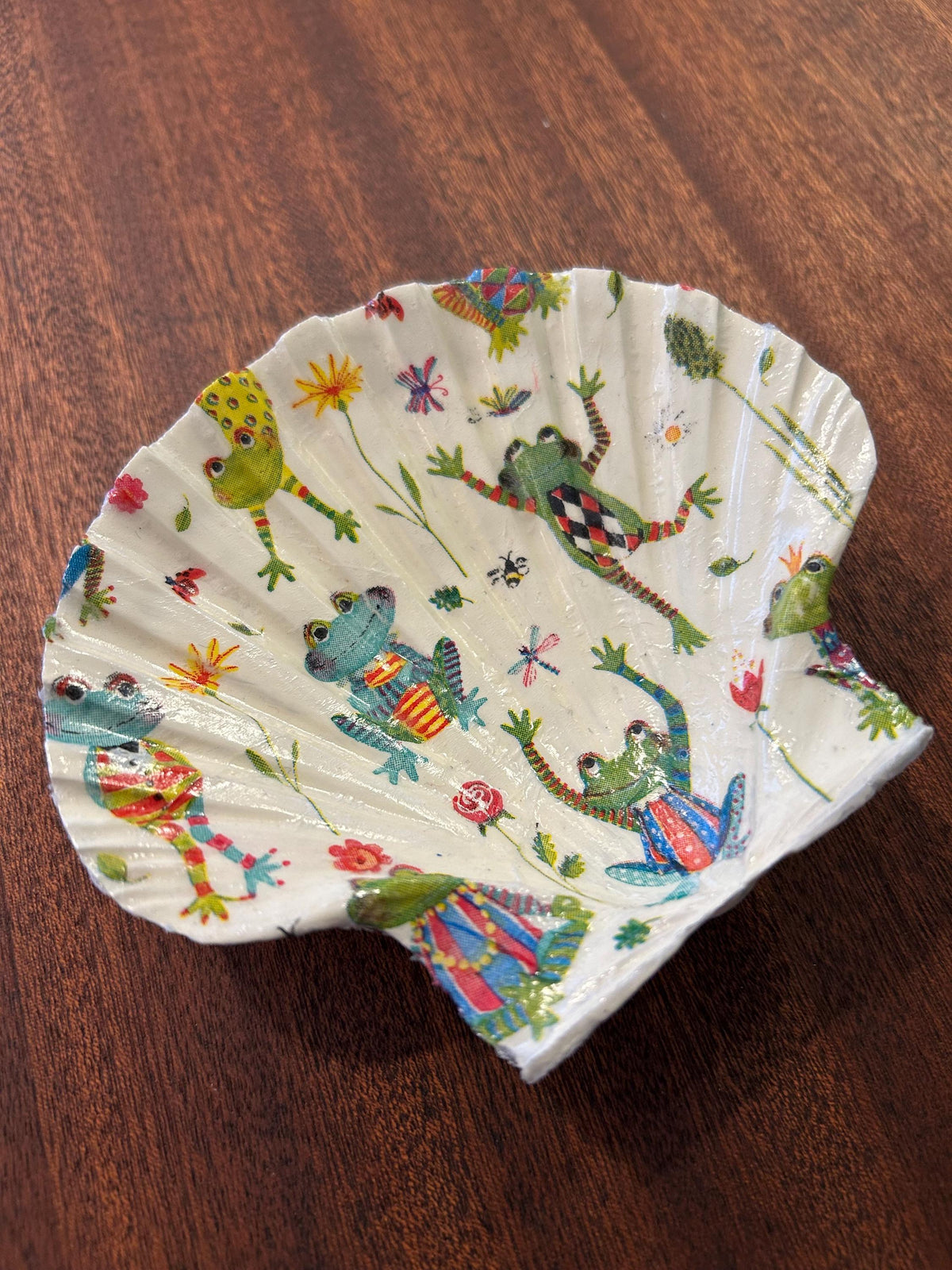 Decoupaged Scallop Shell Trinket Dish with Frogs – Ring Holder