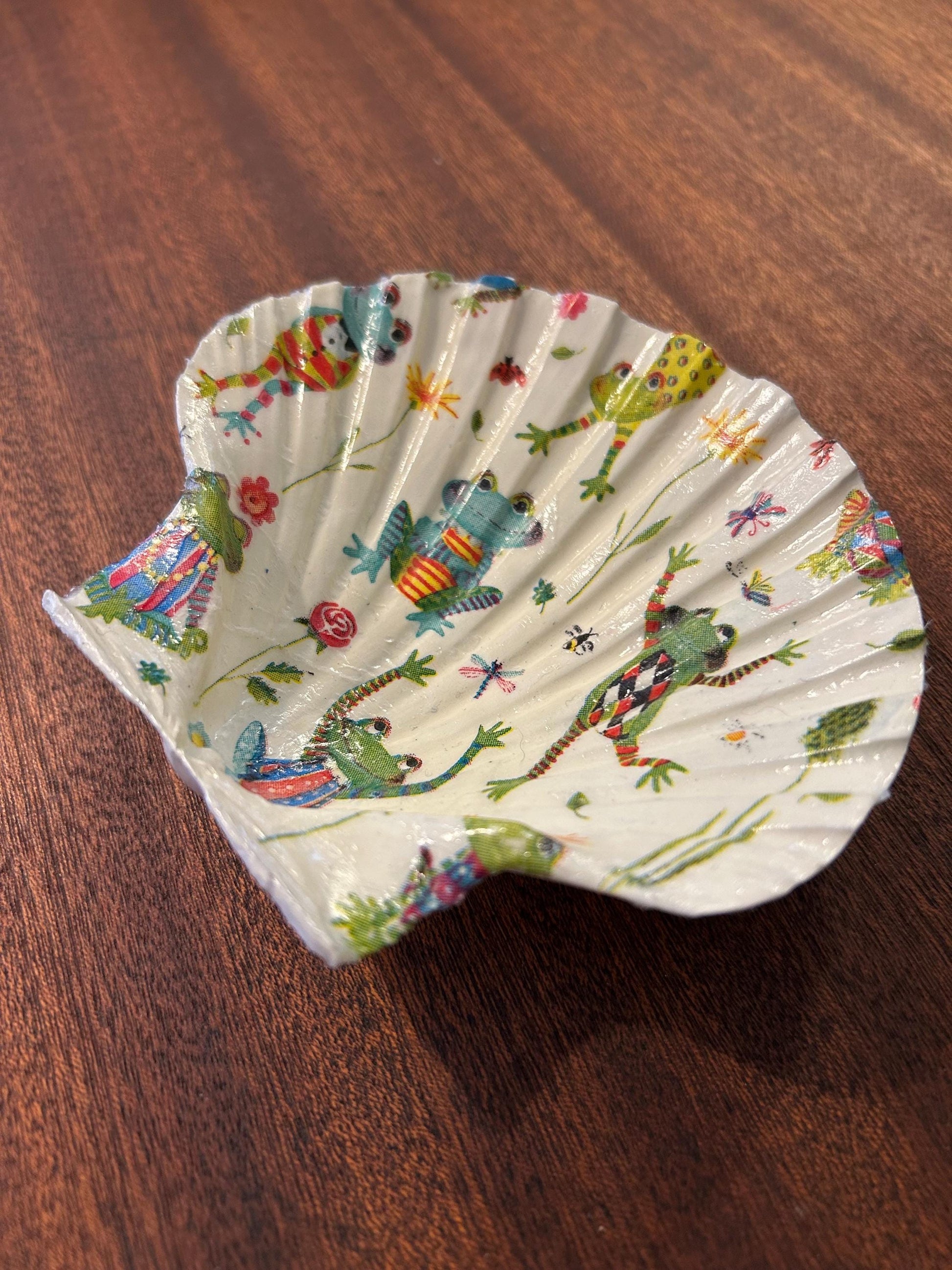 Decoupaged Scallop Shell Trinket Dish with Frogs – Ring Holder