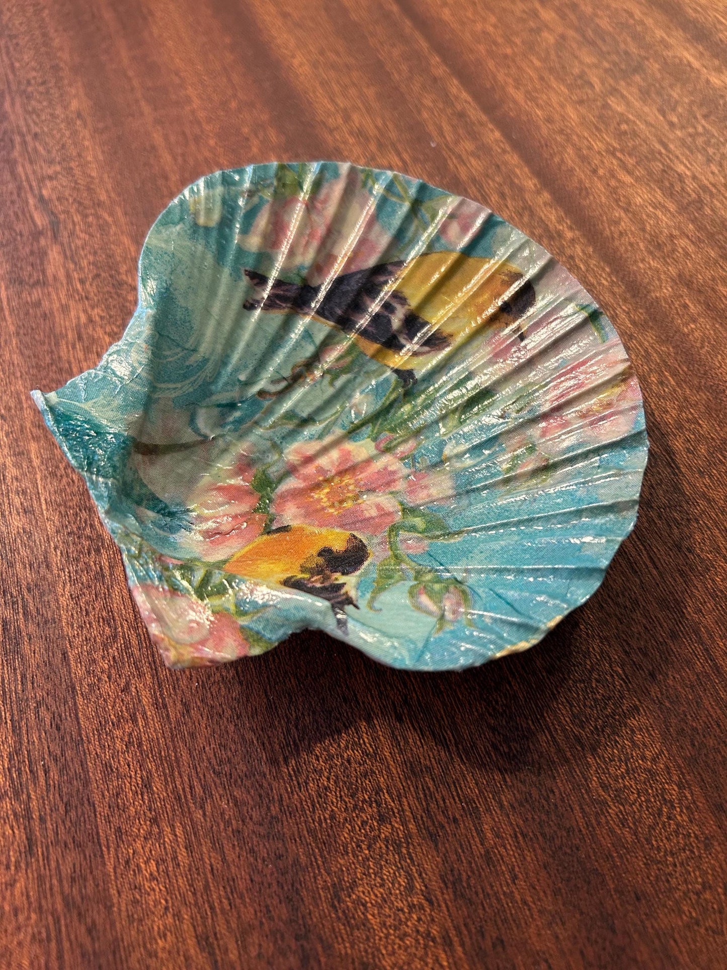 Decoupaged Scallop Shell Ring Dish – Bird Floral Design, Pearl Feet - Bird Lover Gift
