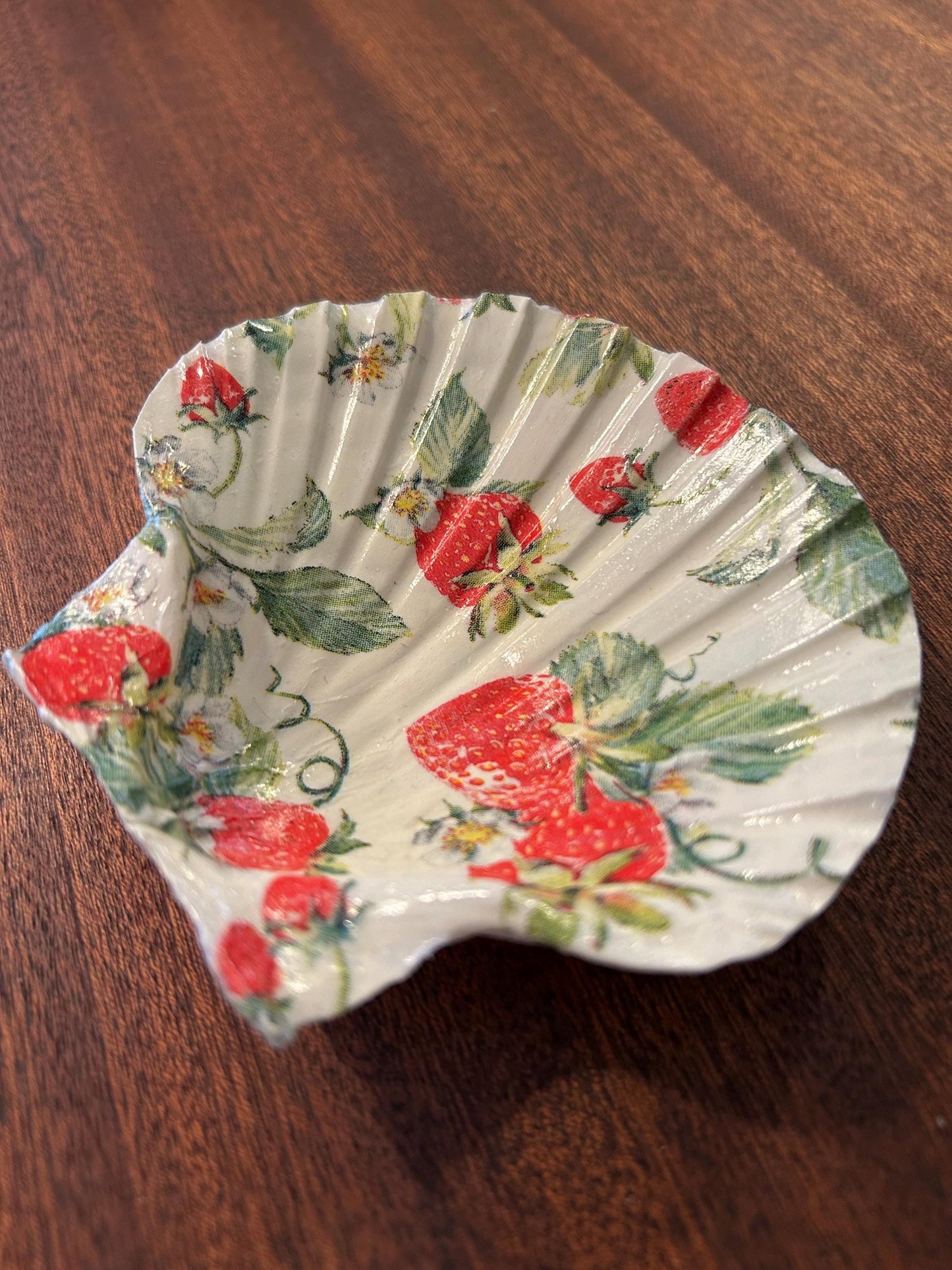 Strawberry Scallop Trinket Shell - Cream