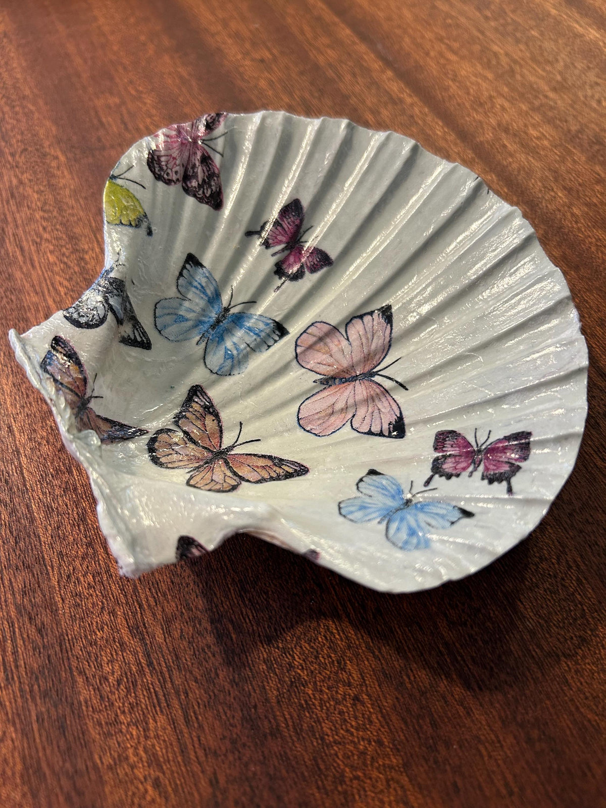 Decoupaged Butterfly Scallop Shell Ring Dish – Pearl Feet Holder