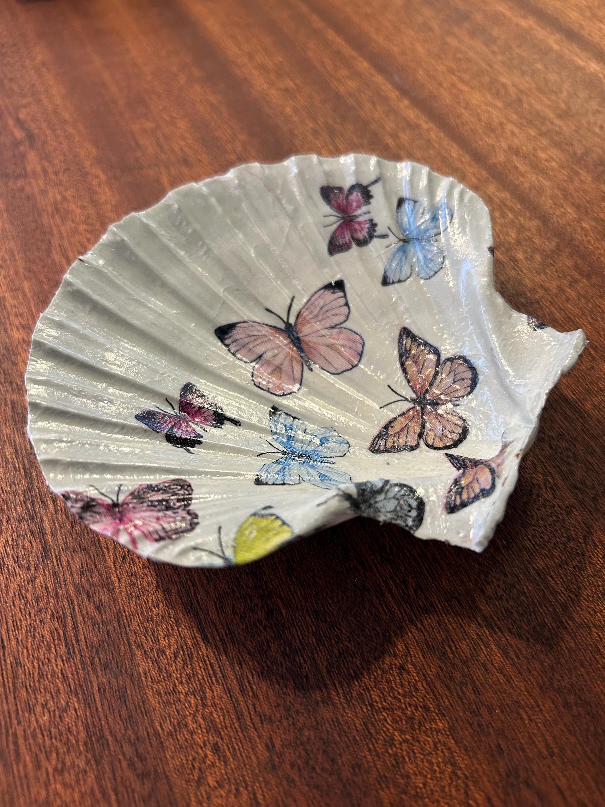 Decoupaged Butterfly Scallop Shell Ring Dish – Pearl Feet Holder