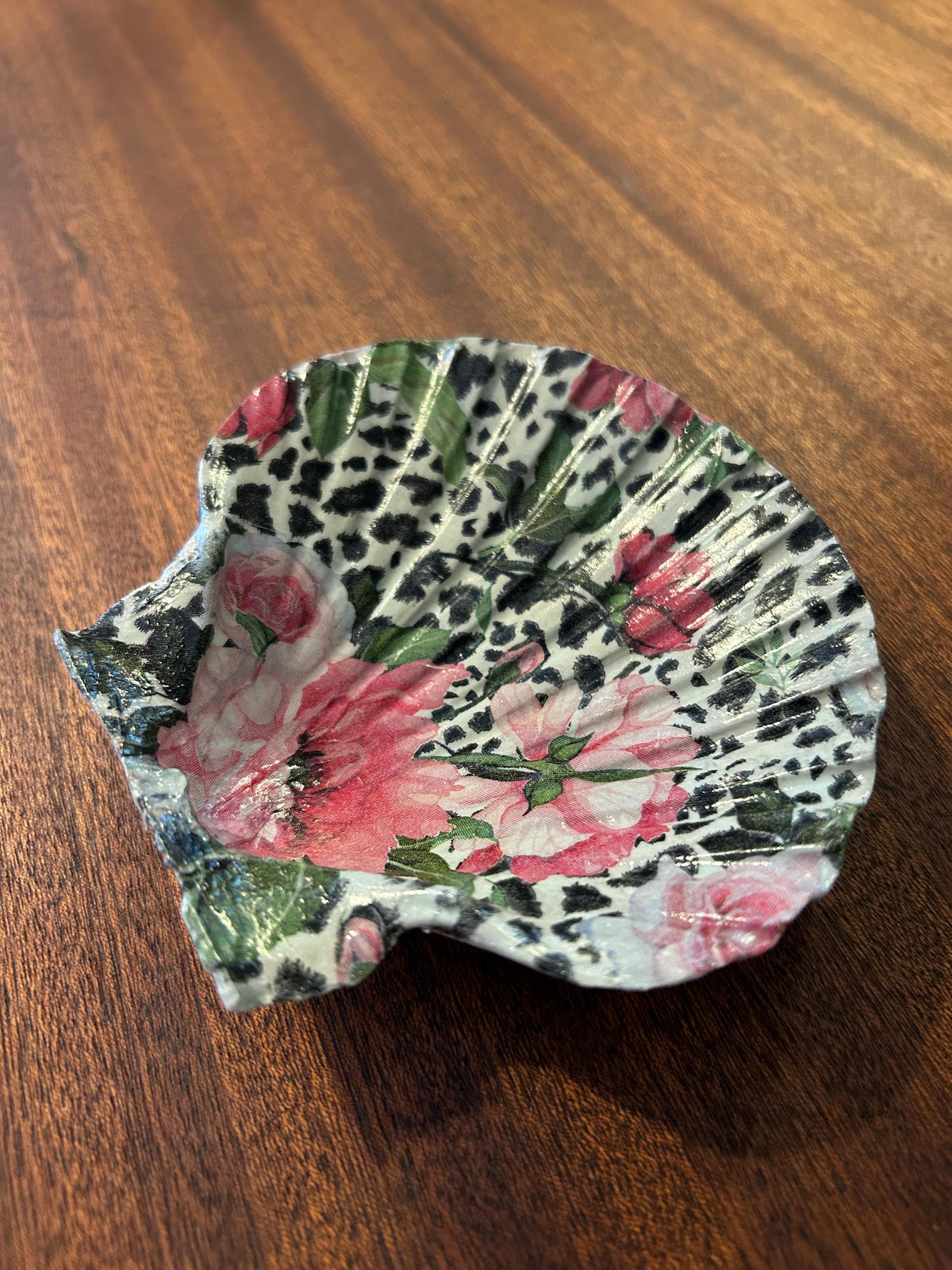 Decoupaged Scallop Shell Ring Dish – Floral Animal Print, Pearl Feet
