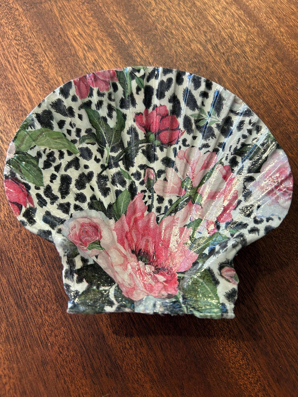 Decoupaged Scallop Shell Ring Dish – Floral Animal Print, Pearl Feet