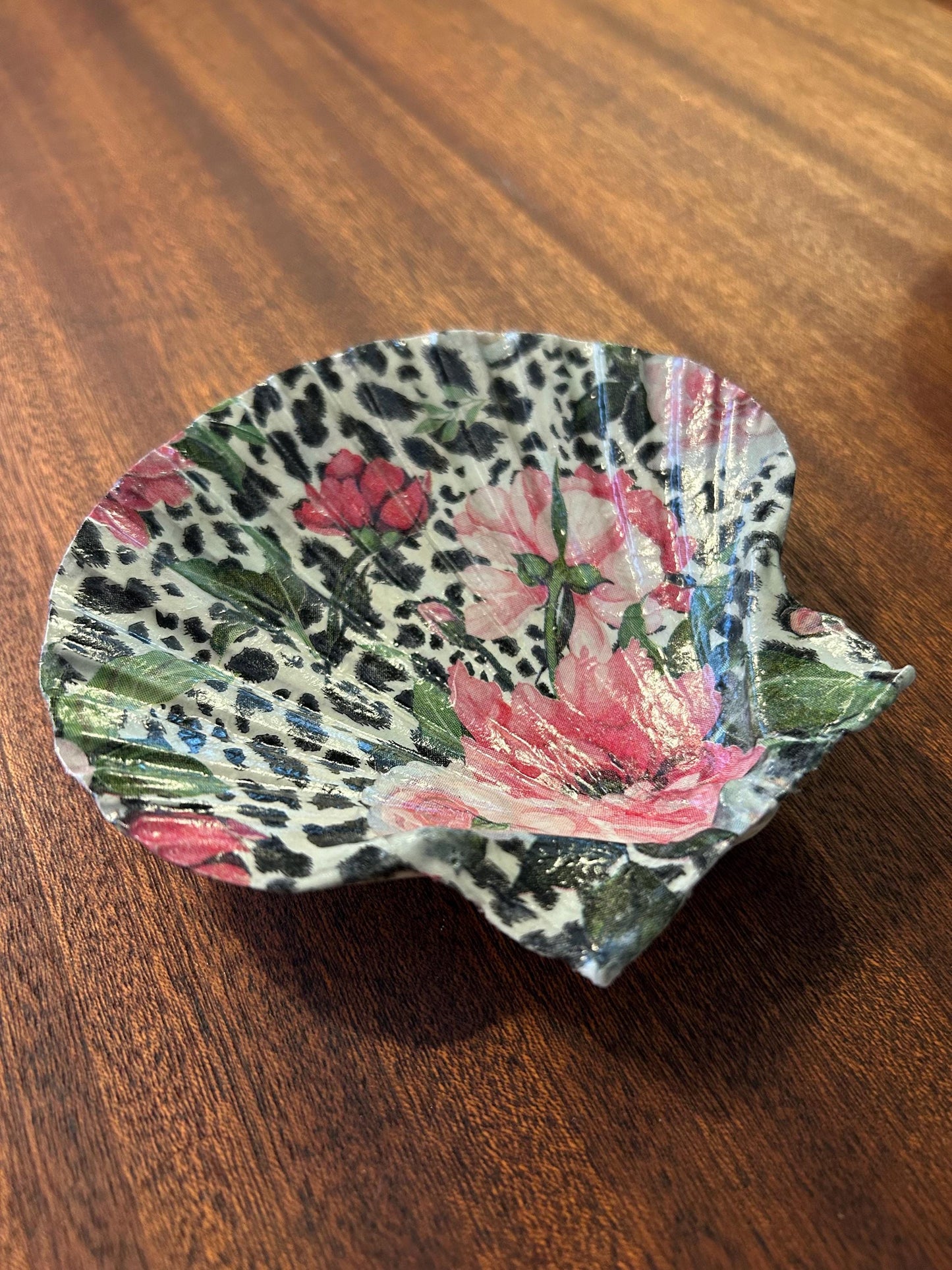 Decoupaged Scallop Shell Ring Dish – Floral Animal Print, Pearl Feet