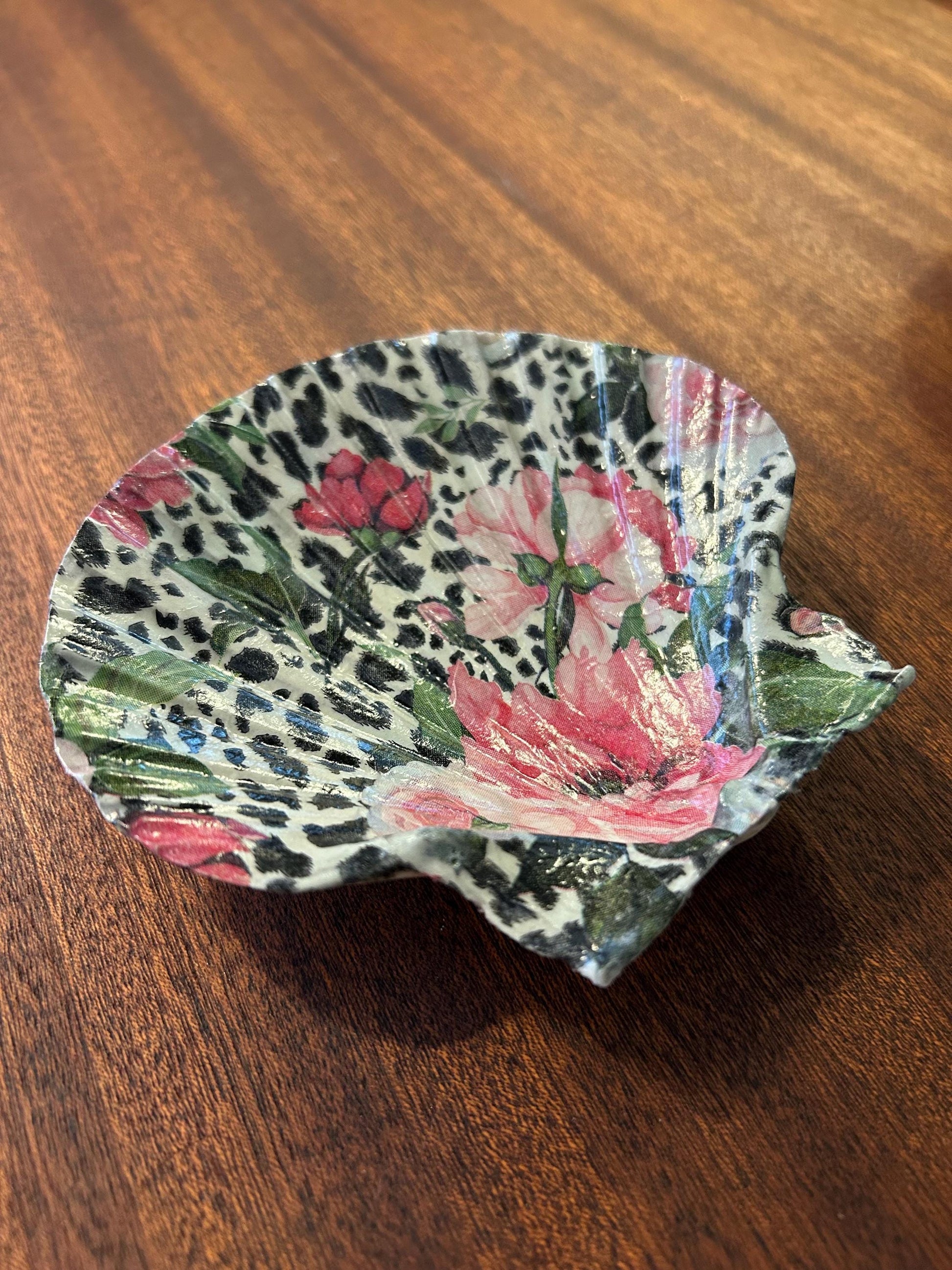 Decoupaged Scallop Shell Ring Dish – Floral Animal Print, Pearl Feet