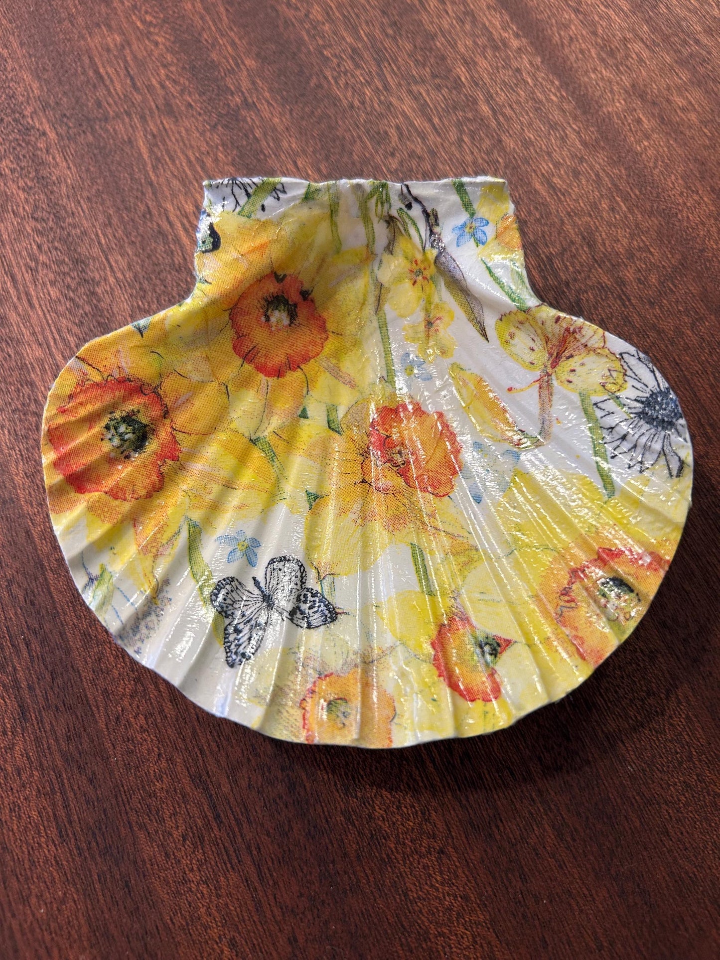Decoupaged Scallop Shell Ring Dish – Yellow Floral Butterfly Design – 9-10cm
