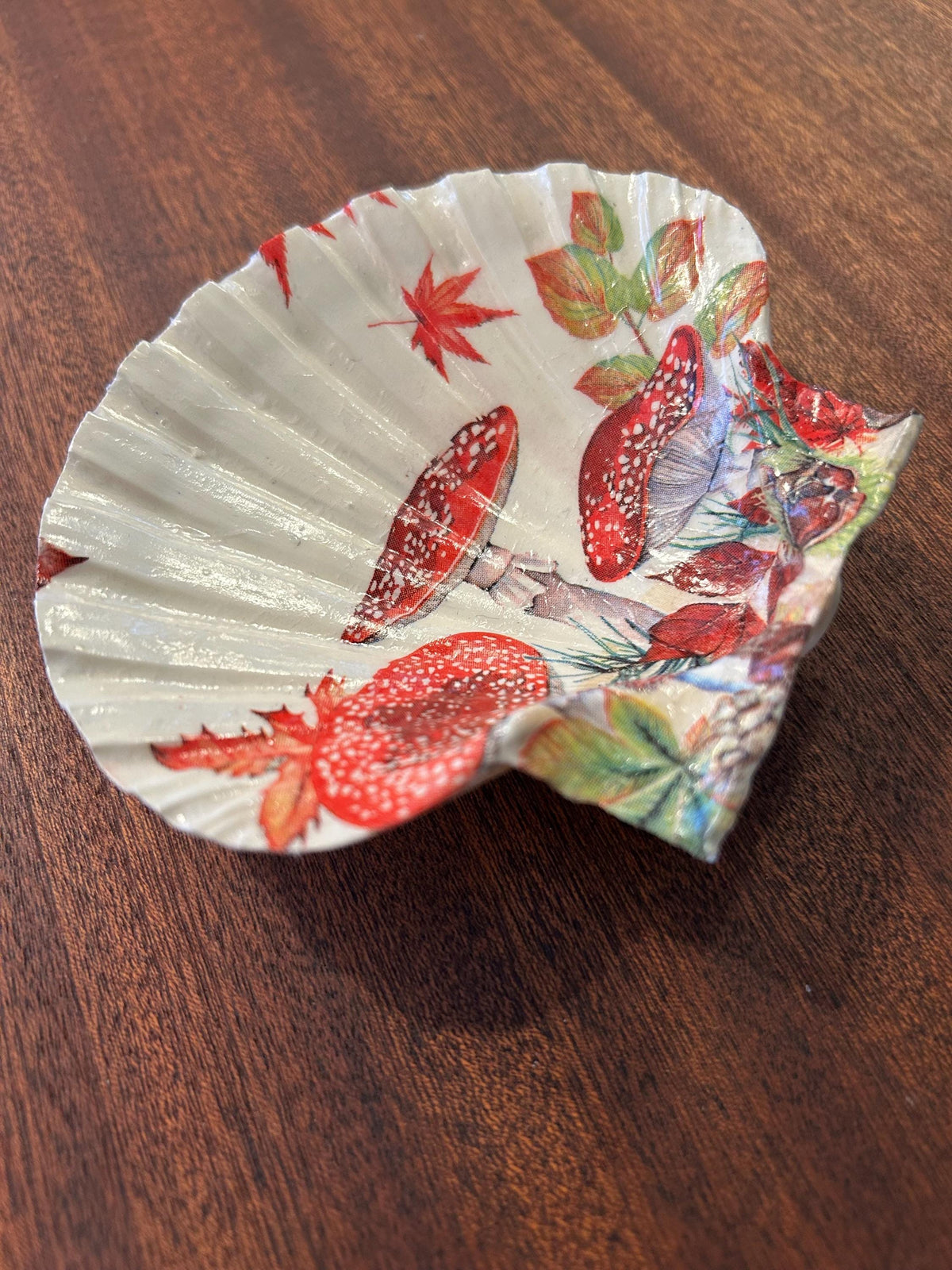 Toadstool Scallop Trinket Shell Ring Dish - Cream