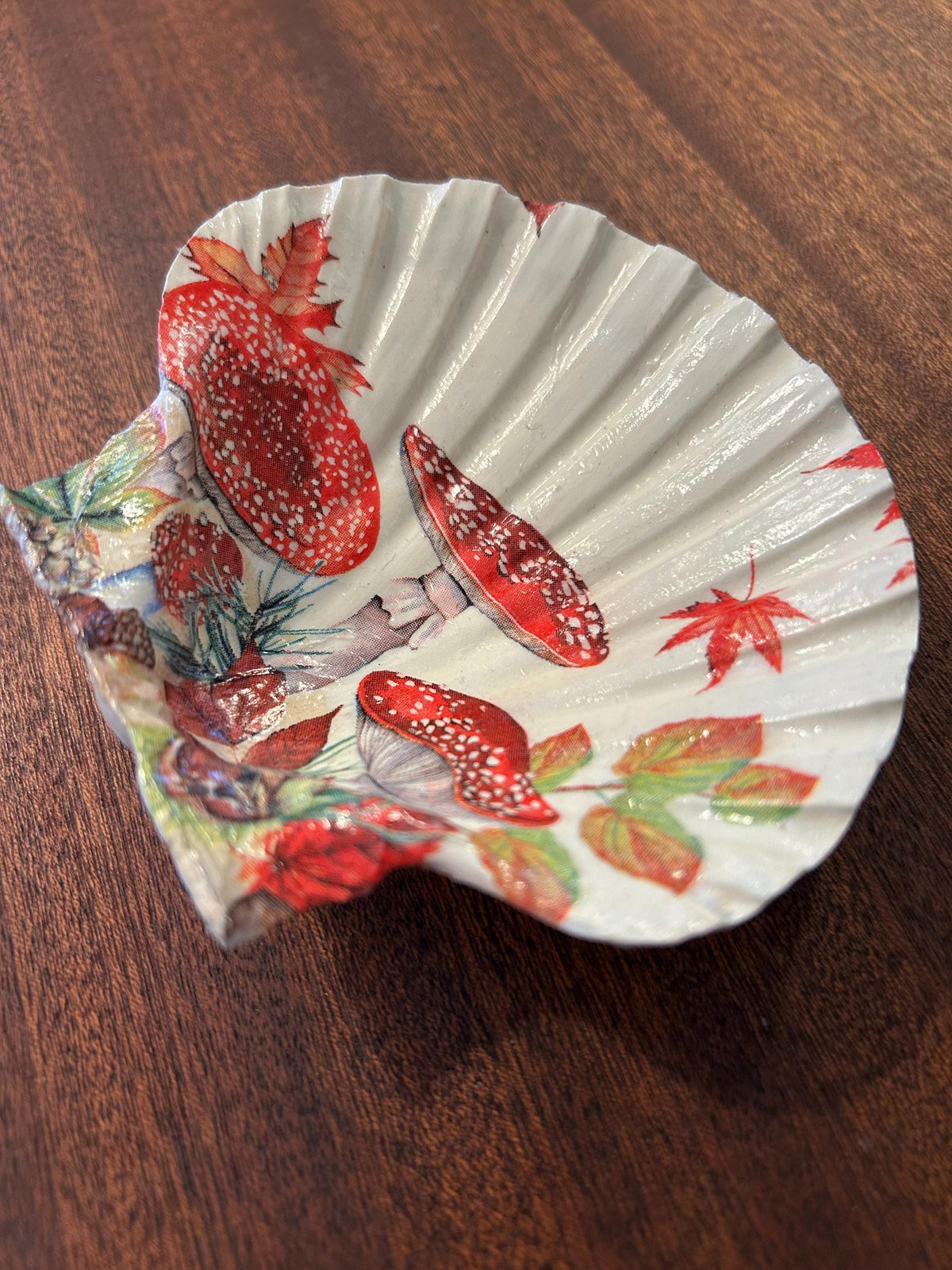 Toadstool Scallop Trinket Shell Ring Dish - Cream