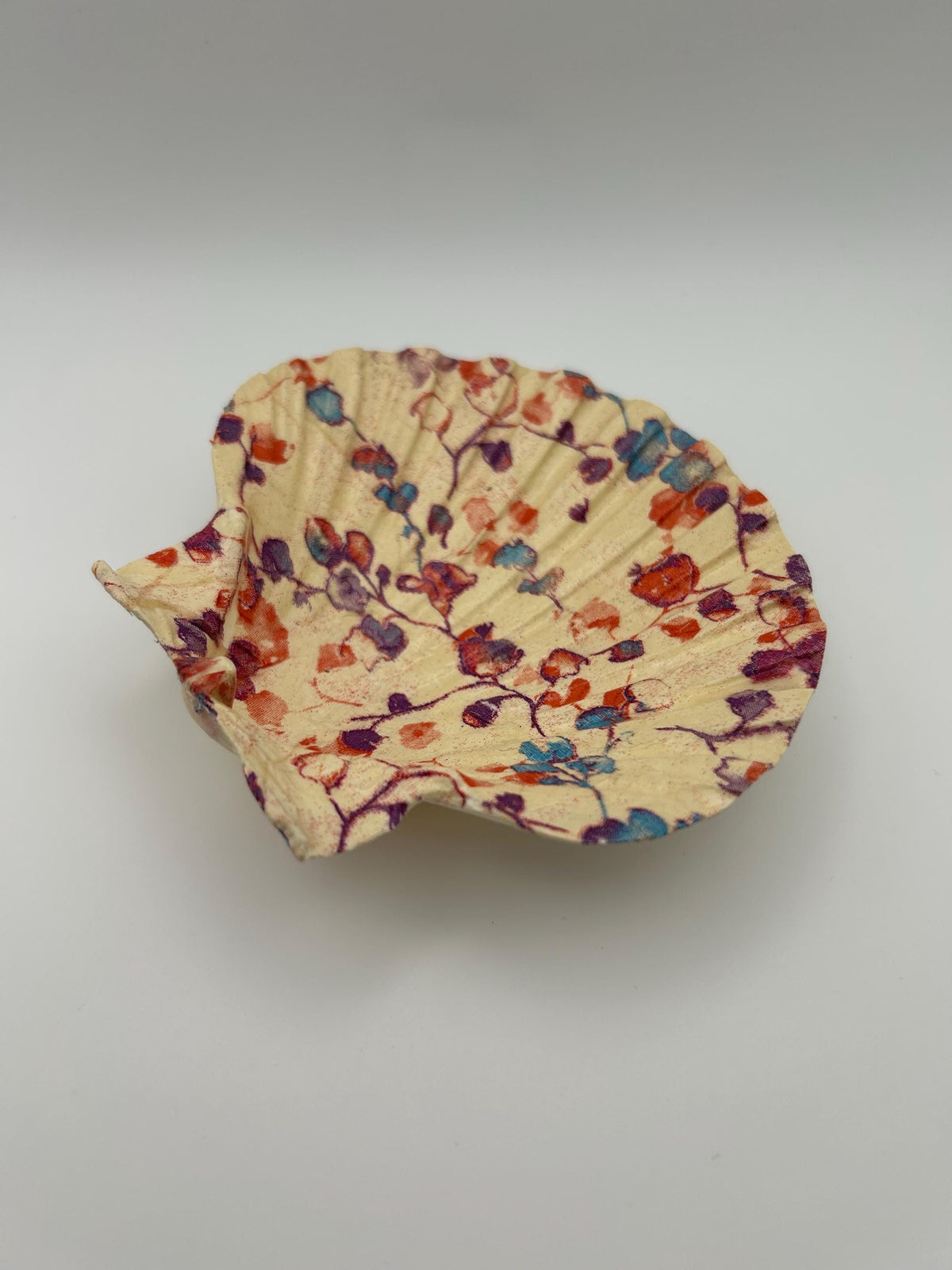 Decoupaged Scallop Shell Ring Dish – Floral Pattern, Pearl Feet (11-12cm)