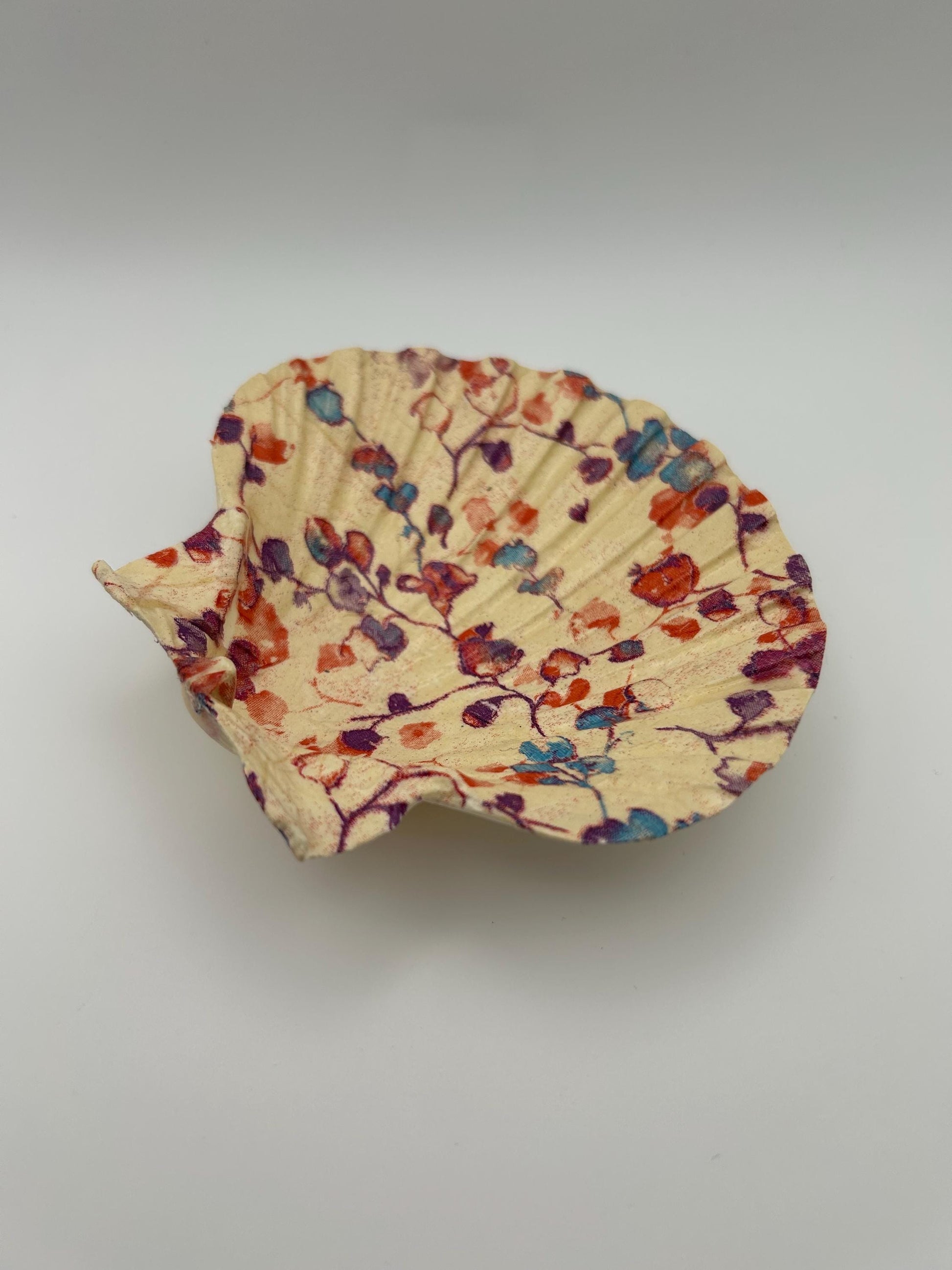 Decoupaged Scallop Shell Ring Dish – Floral Pattern, Pearl Feet (11-12cm)
