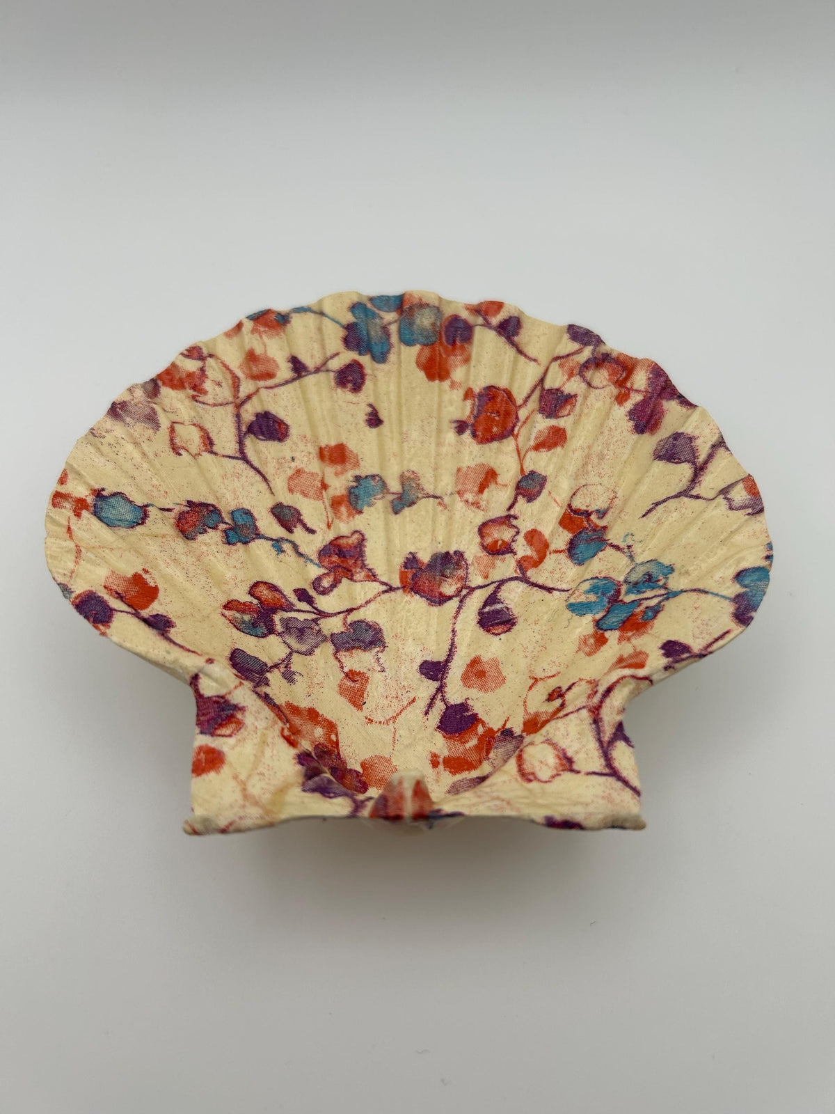 Decoupaged Scallop Shell Ring Dish – Floral Pattern, Pearl Feet (11-12cm)