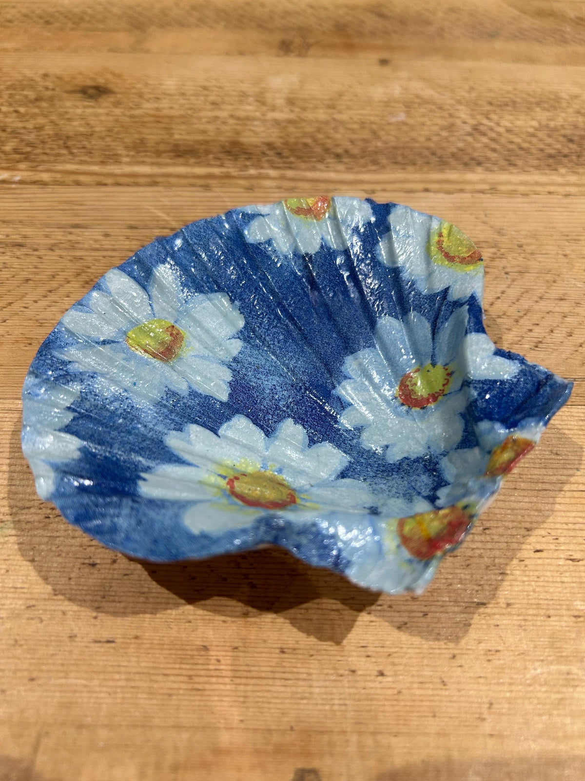 Decoupaged Daisy Scallop Shell Ring Dish – Pearl Feet Holder - Blue and White Decor