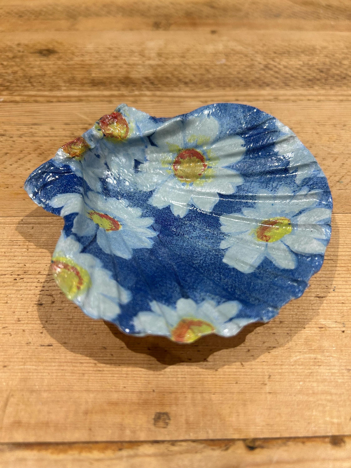 Decoupaged Daisy Scallop Shell Ring Dish – Pearl Feet Holder - Blue and White Decor