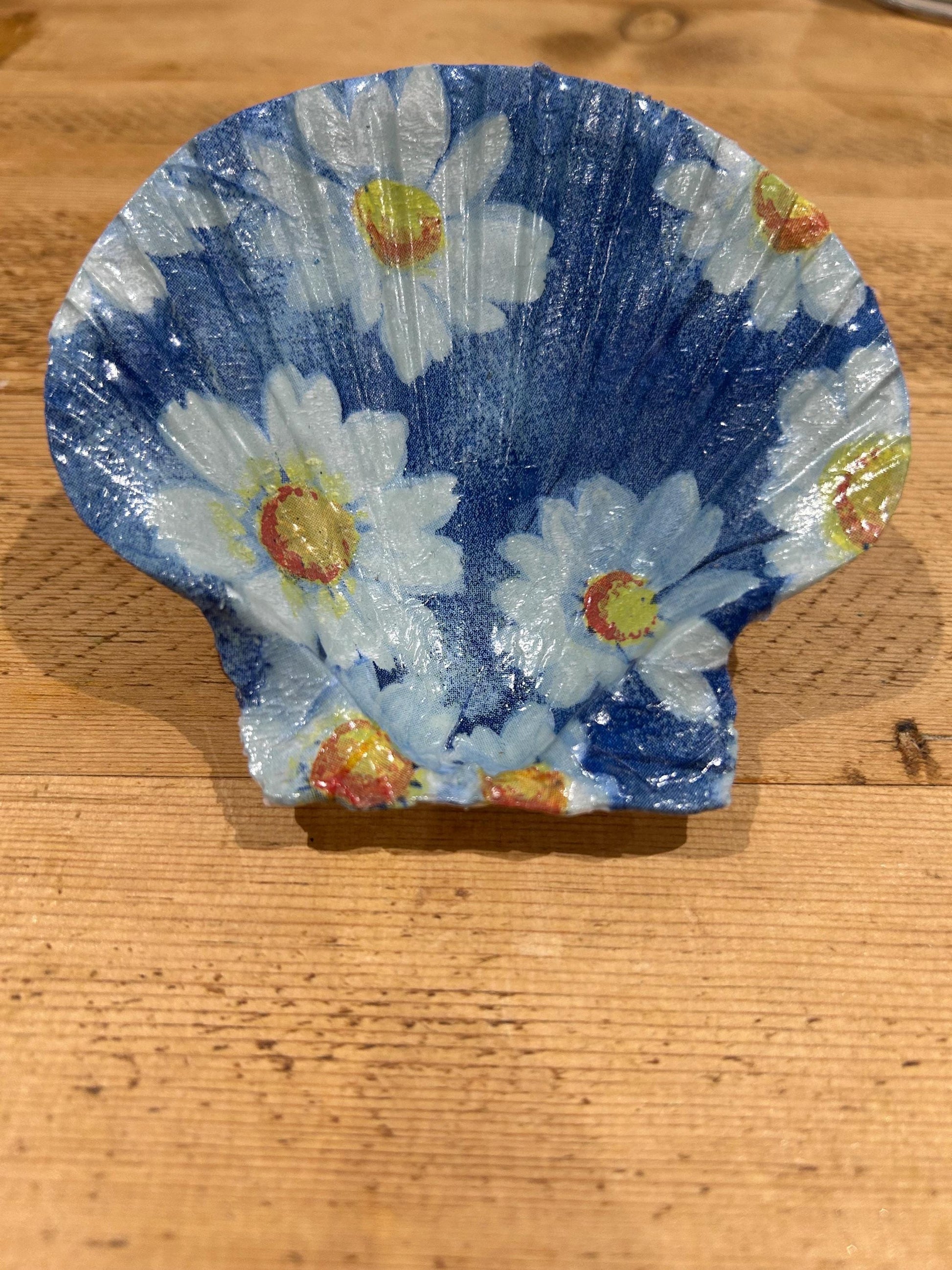 Decoupaged Daisy Scallop Shell Ring Dish – Pearl Feet Holder - Blue and White Decor
