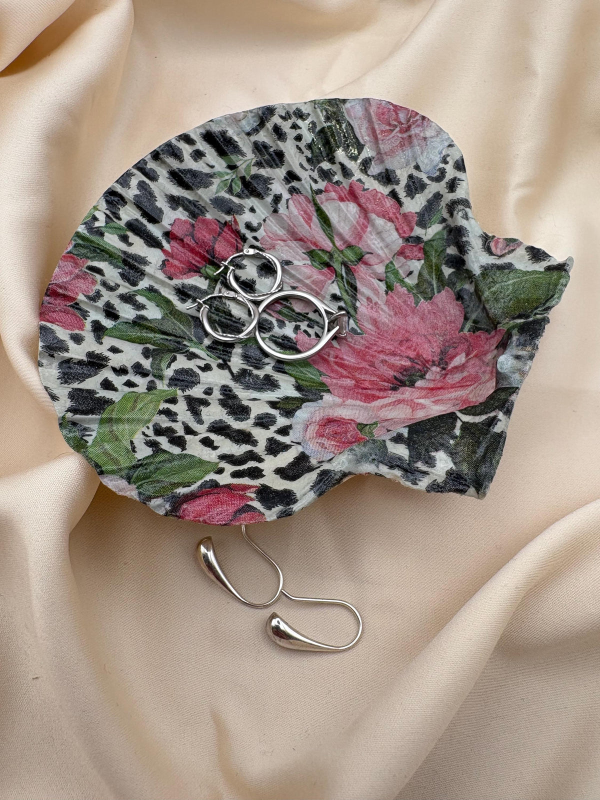 Decoupaged Scallop Shell Ring Dish – Floral Animal Print, Pearl Feet