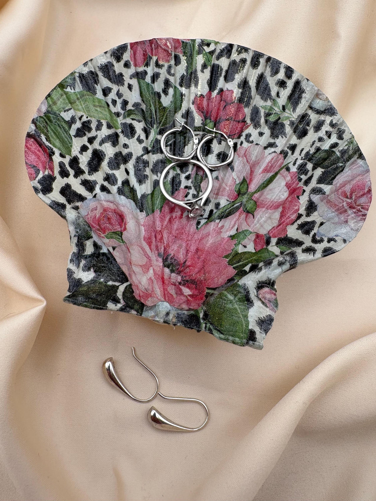 Decoupaged Scallop Shell Ring Dish – Floral Animal Print, Pearl Feet