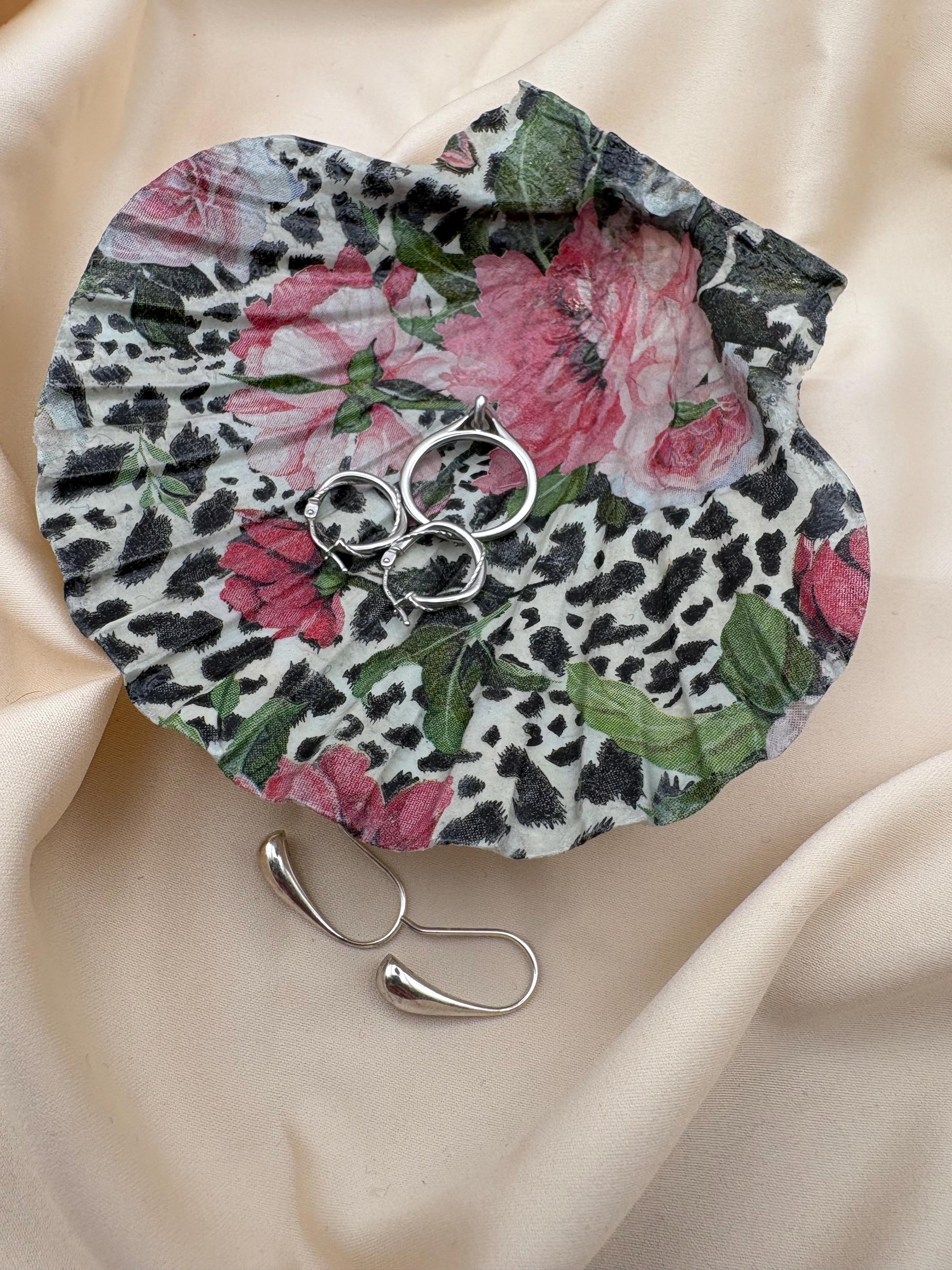 Decoupaged Scallop Shell Ring Dish – Floral Animal Print, Pearl Feet
