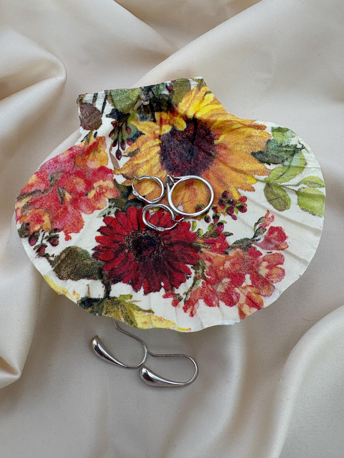 Sunflower Scallop Trinket Shell - Yellow/Red
