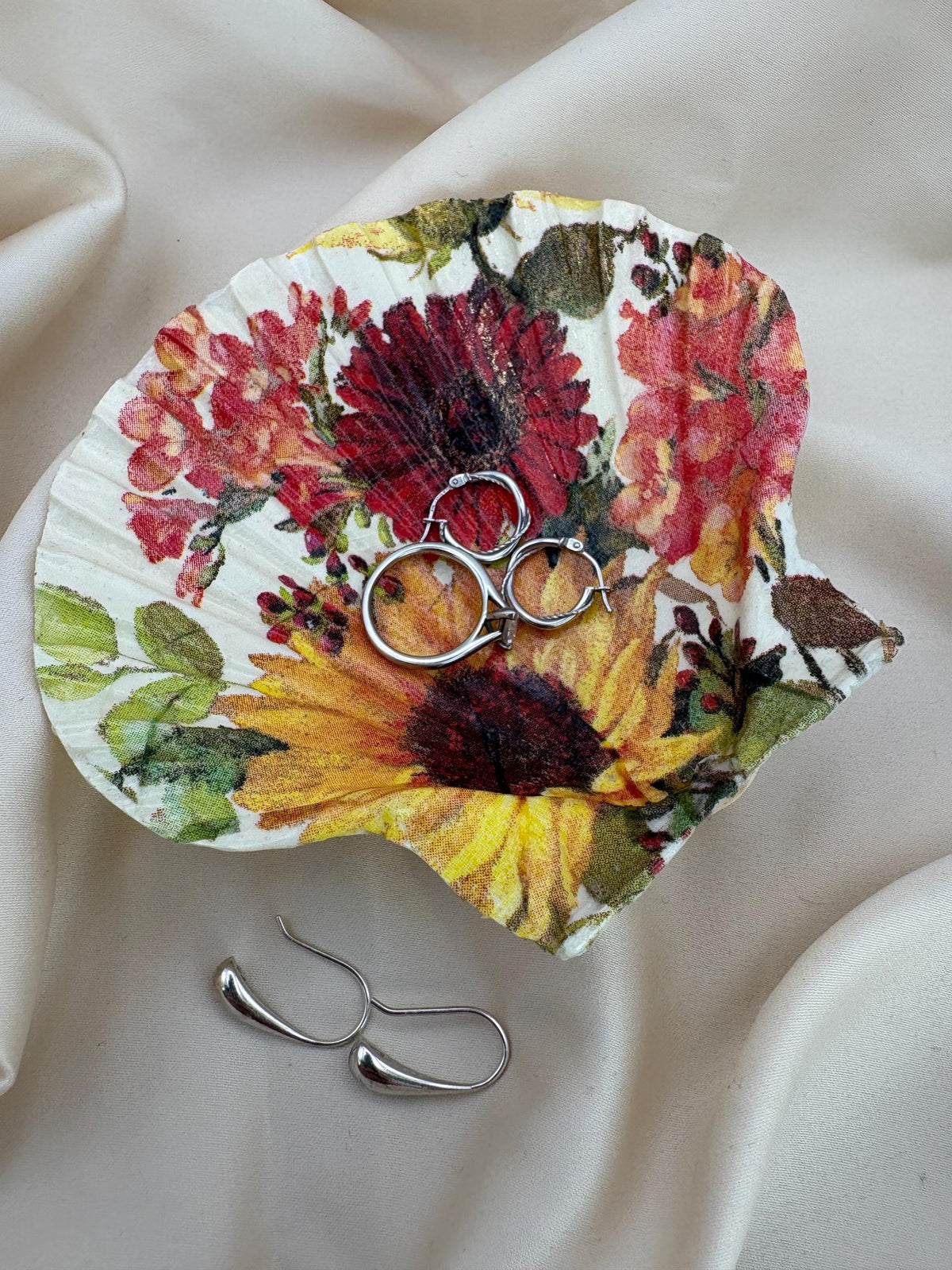 Sunflower Scallop Trinket Shell - Yellow/Red