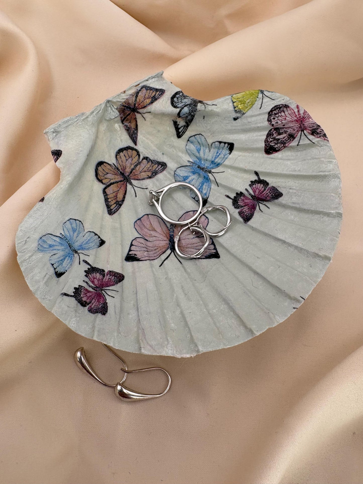 Decoupaged Butterfly Scallop Shell Ring Dish – Pearl Feet Holder
