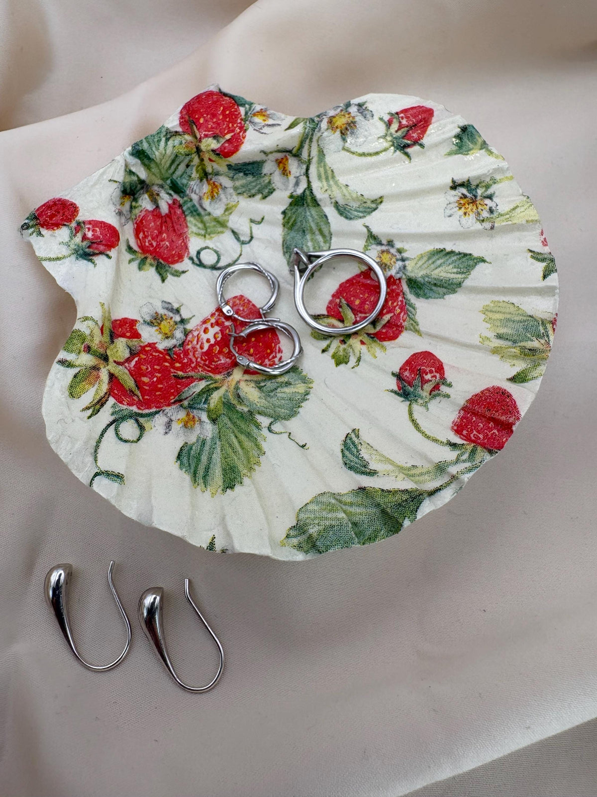 Strawberry Scallop Trinket Shell - Cream