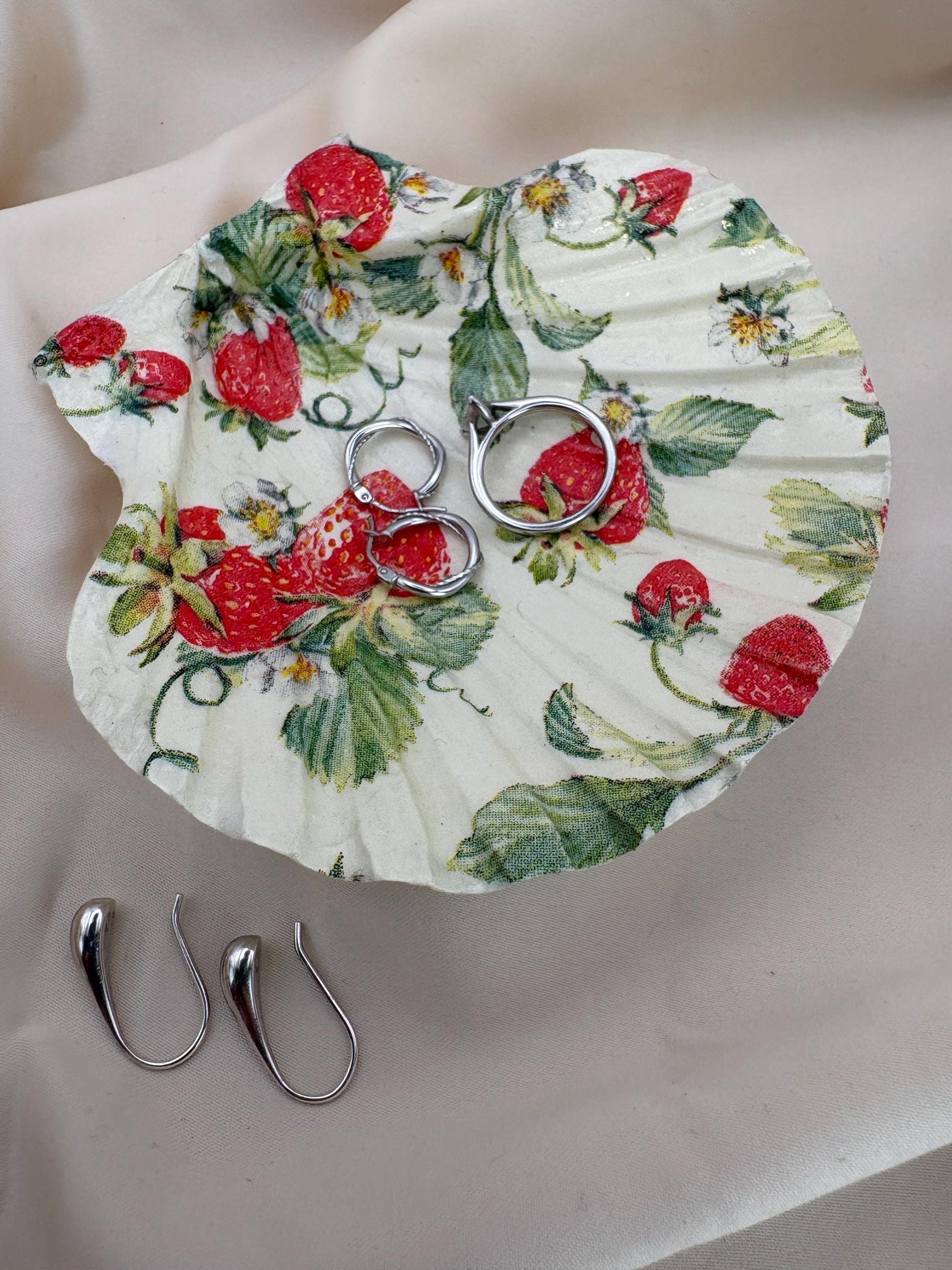 Strawberry Scallop Trinket Shell - Cream