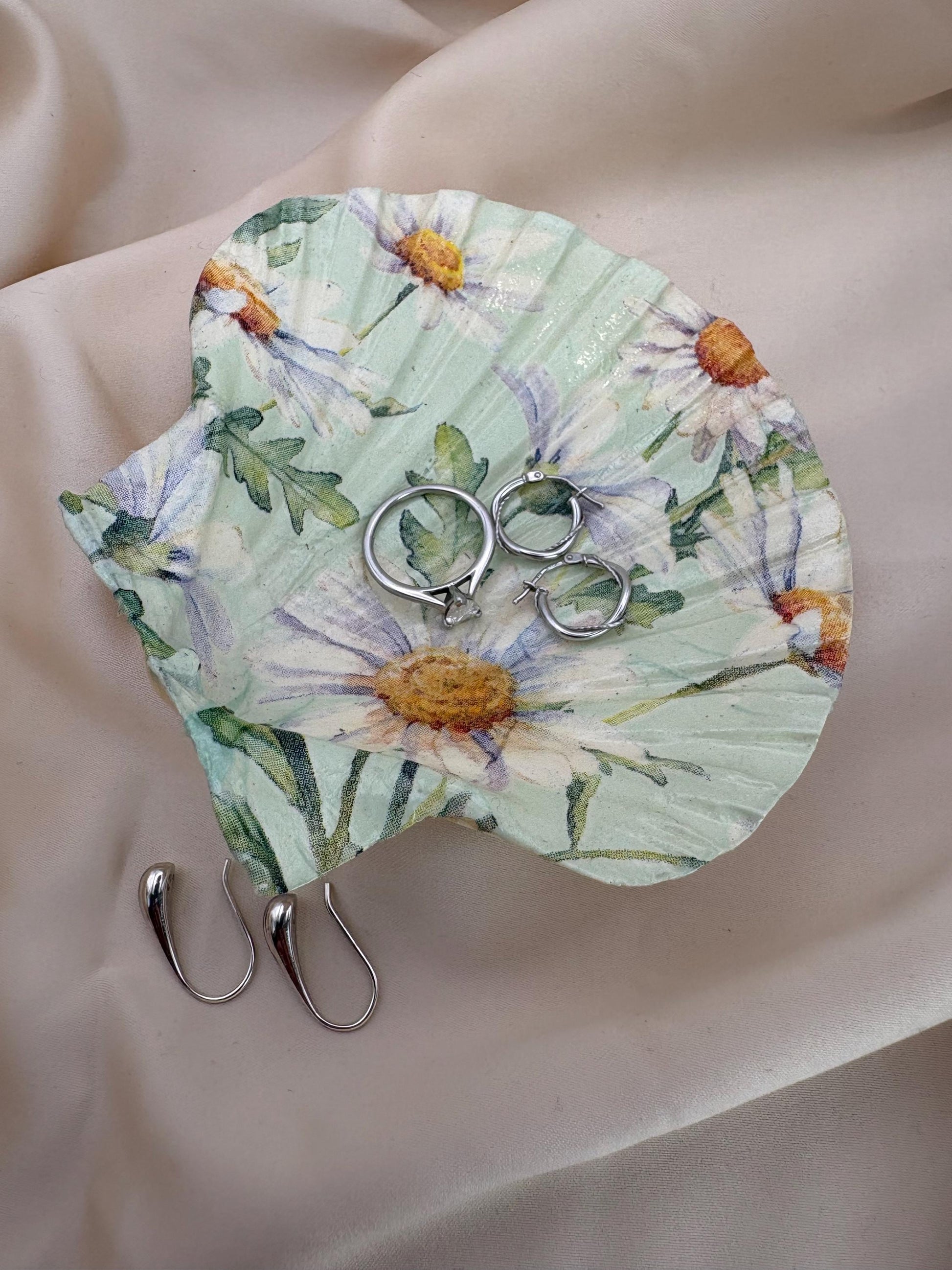 Decoupaged Daisy Scallop Shell Ring Dish – Pearl Feet Trinket Holder