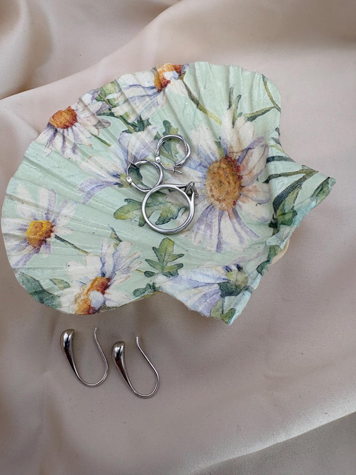 Decoupaged Daisy Scallop Shell Ring Dish – Pearl Feet Trinket Holder