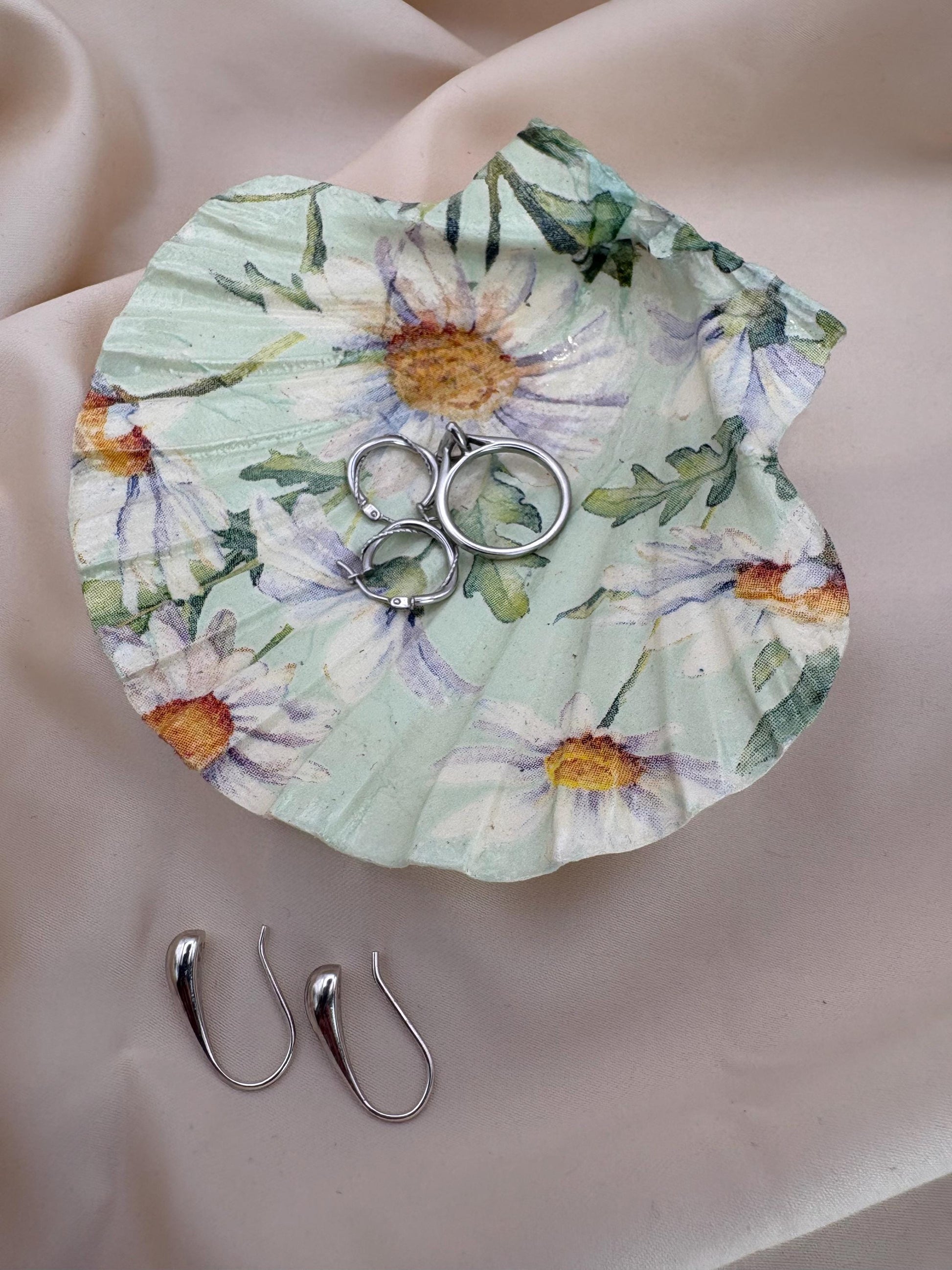 Decoupaged Daisy Scallop Shell Ring Dish – Pearl Feet Trinket Holder