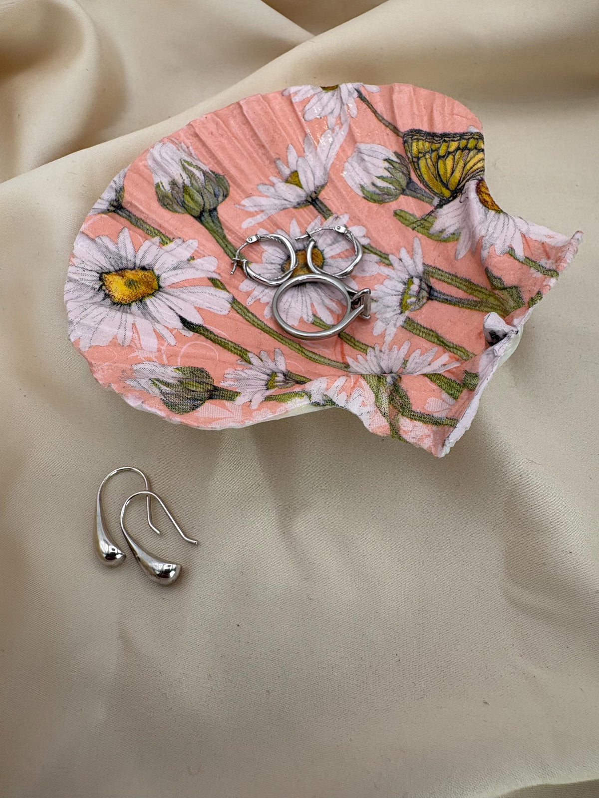 Decoupaged Scallop Shell Ring Dish – Daisy Butterfly Design, Peach Color
