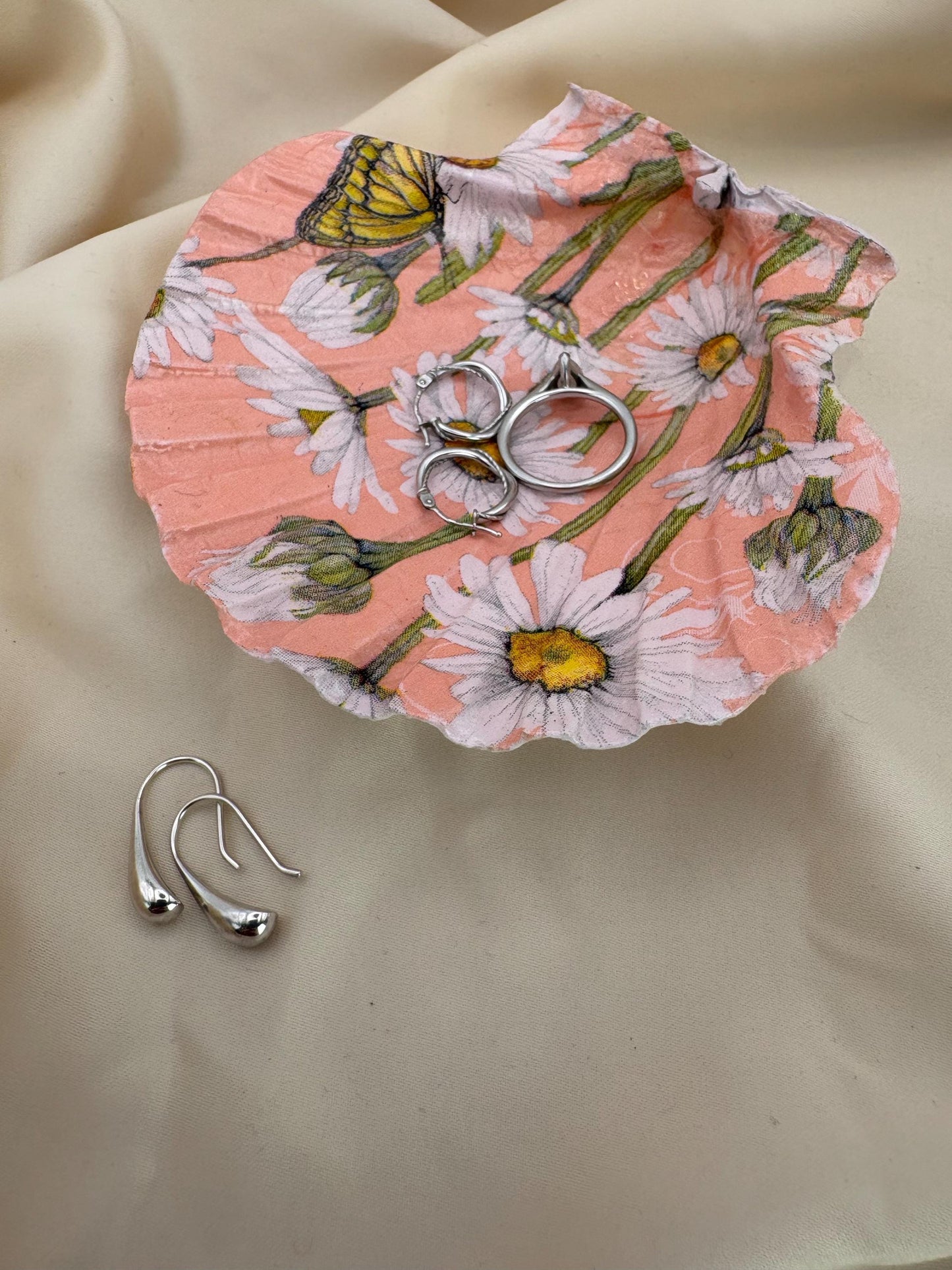 Decoupaged Scallop Shell Ring Dish – Daisy Butterfly Design, Peach Color
